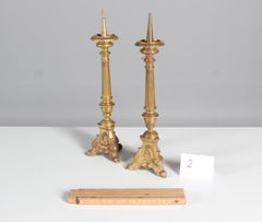 Coppia di due candelieri dell'inizio del XX secolo, ottone, placcati in oro