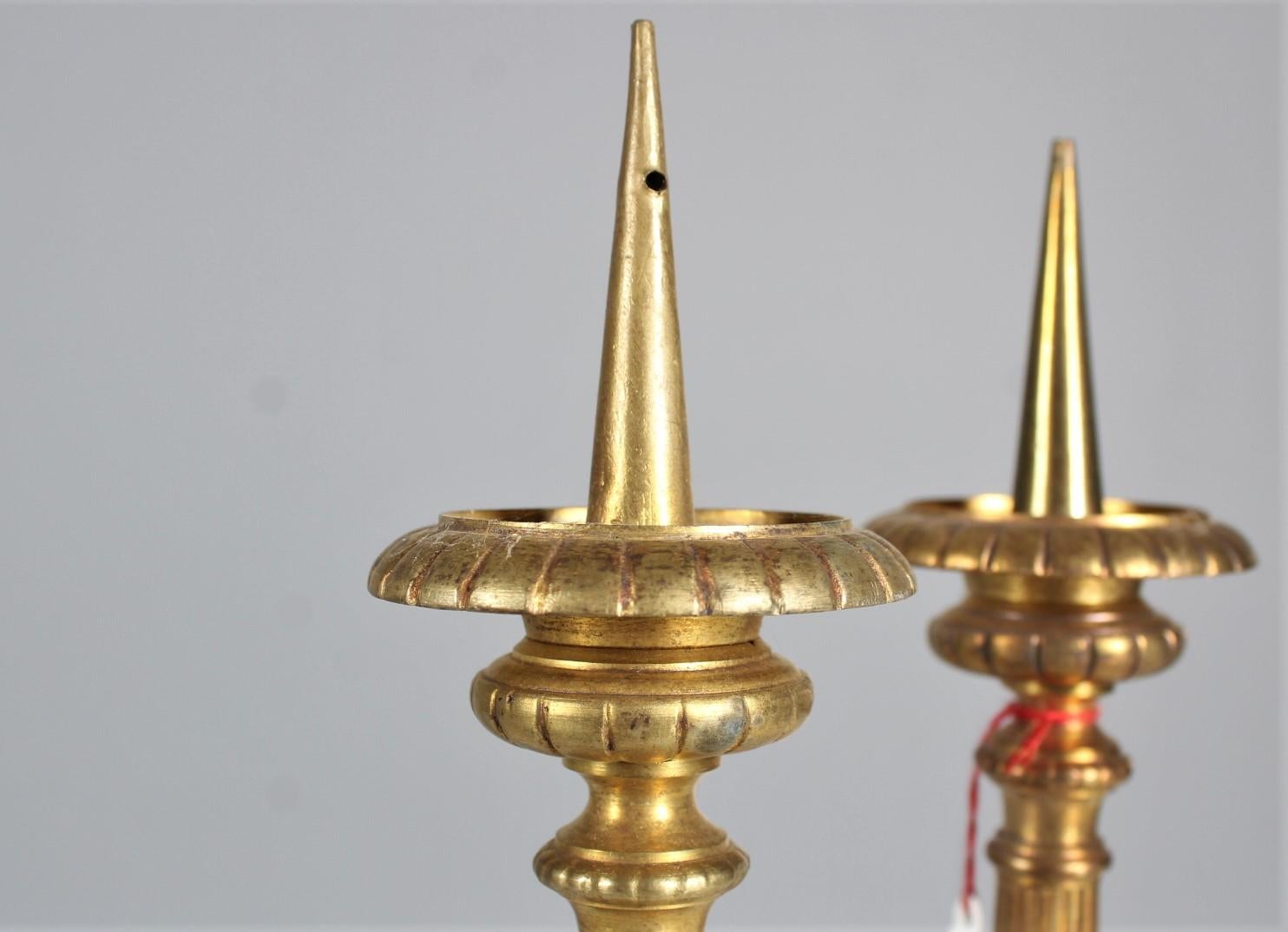Paar Kerzenständer des frühen 20. Jahrhunderts, Messing, vergoldet im Angebot 1