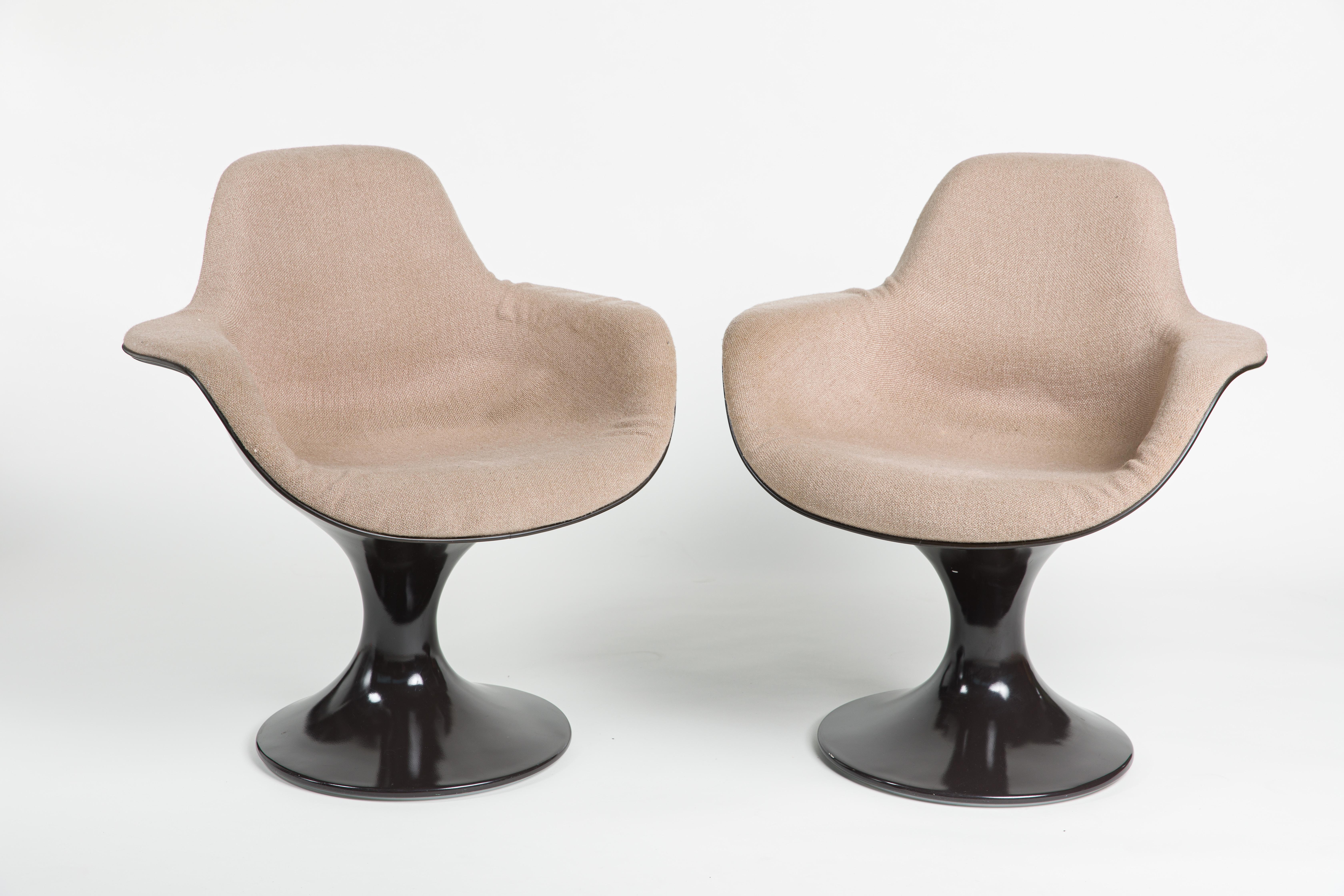 Pair of two armchairs, model Orbit, designed by Farner & Grunder for Herman Miller.
Design from the 1960s.
Swivel, one-piece shell construction made of dark brown lacquered plastic, cover in beige wool fabric.