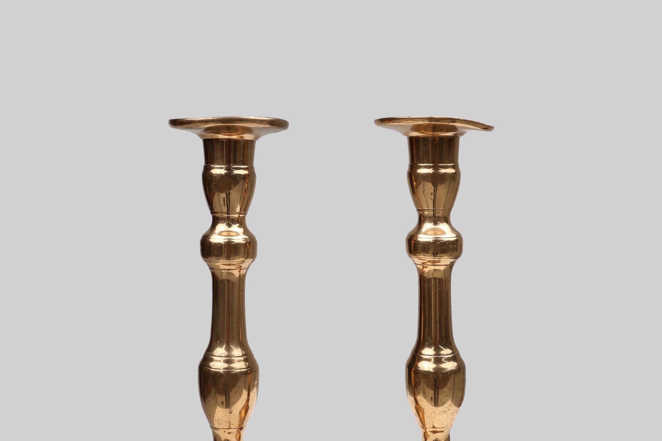 Rustico Coppia di due candelieri antichi francesi in bronzo, 1890 ca. in vendita