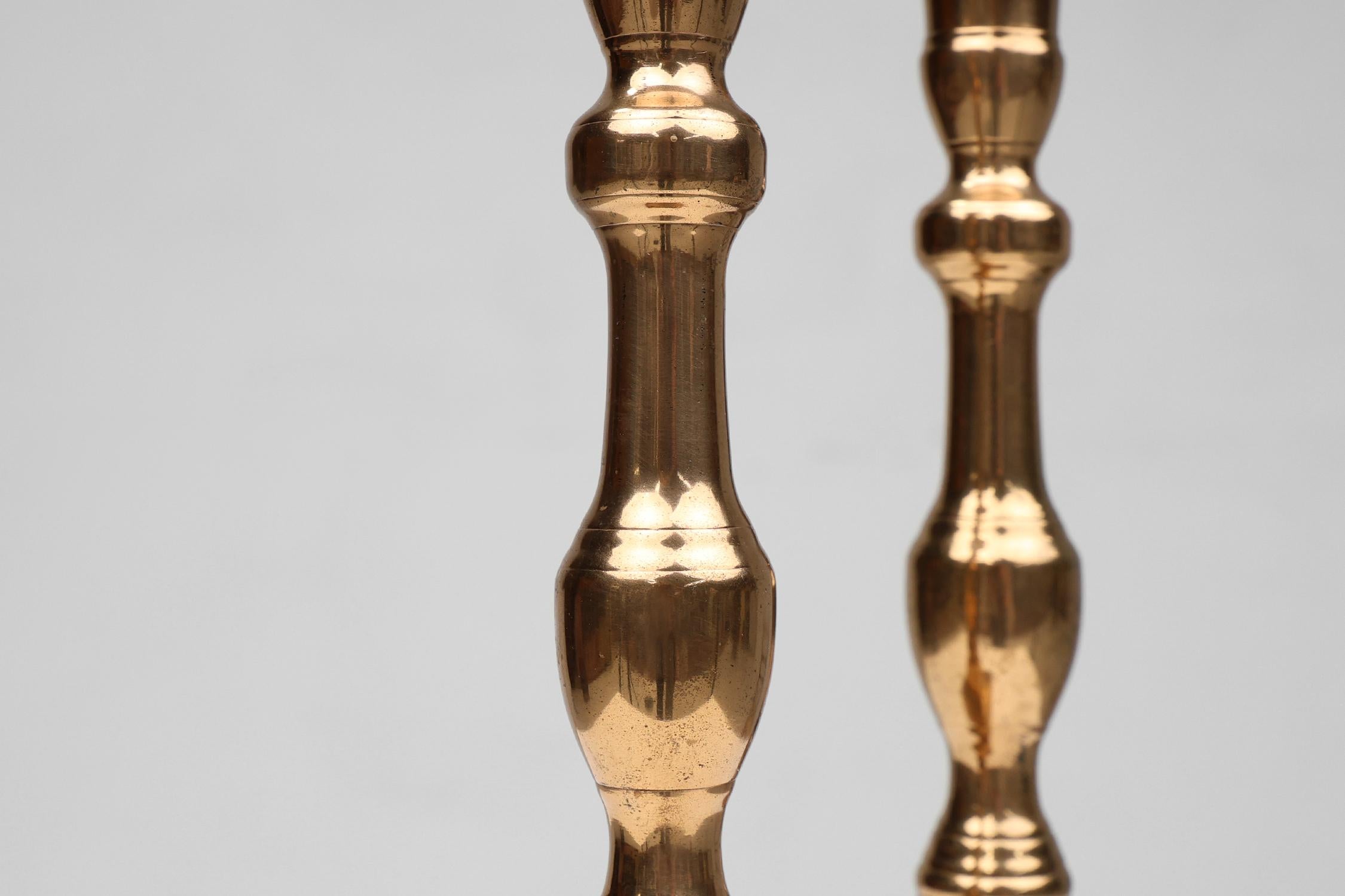 Coppia di due candelieri antichi francesi in bronzo, 1890 ca. in vendita 2