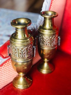 Coppia di due urne o vasi francesi in ottone con decorazioni floreali realizzate a mano