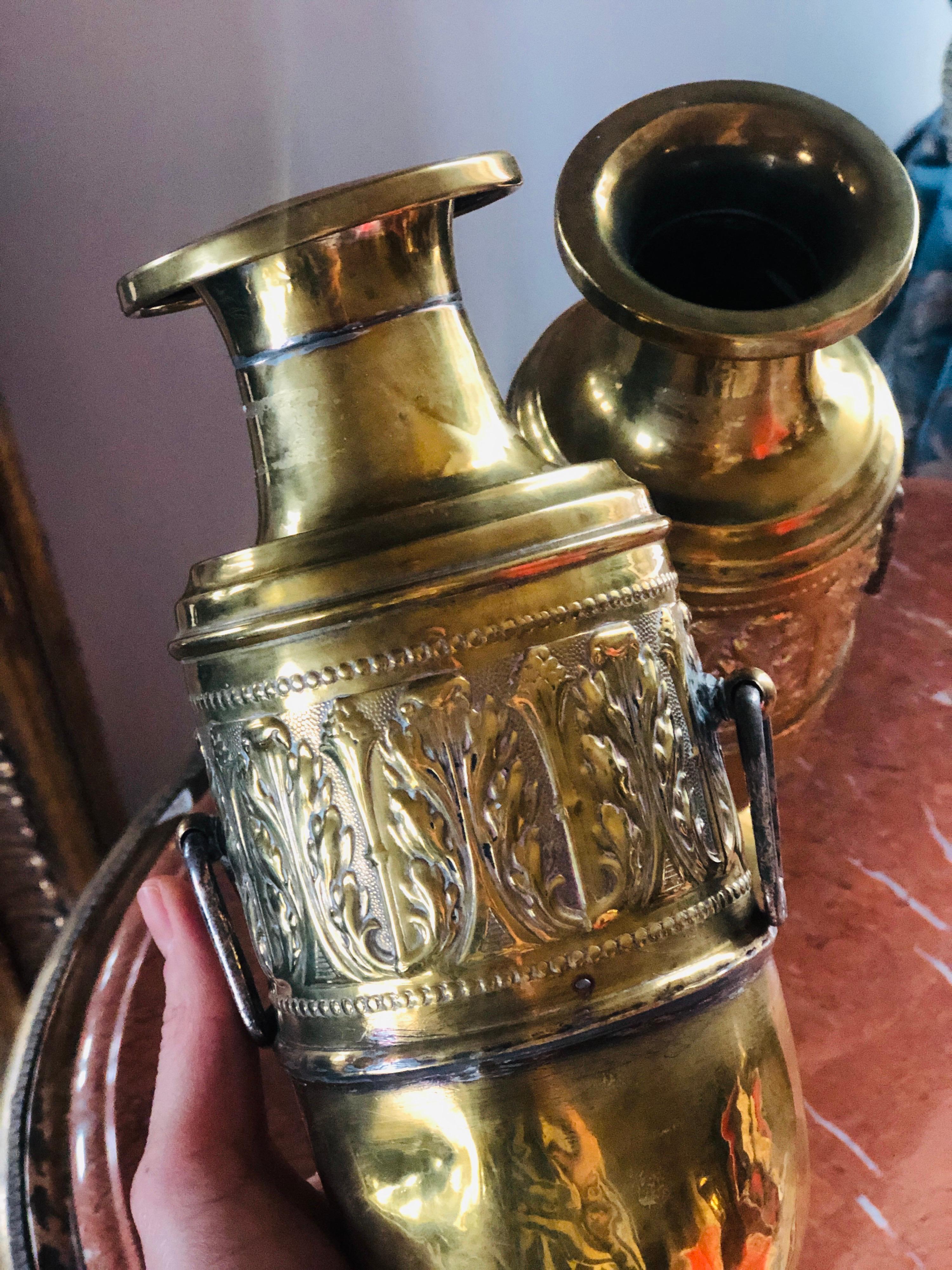 XX secolo Coppia di due urne o vasi francesi in ottone con decorazioni floreali realizzate a mano in vendita