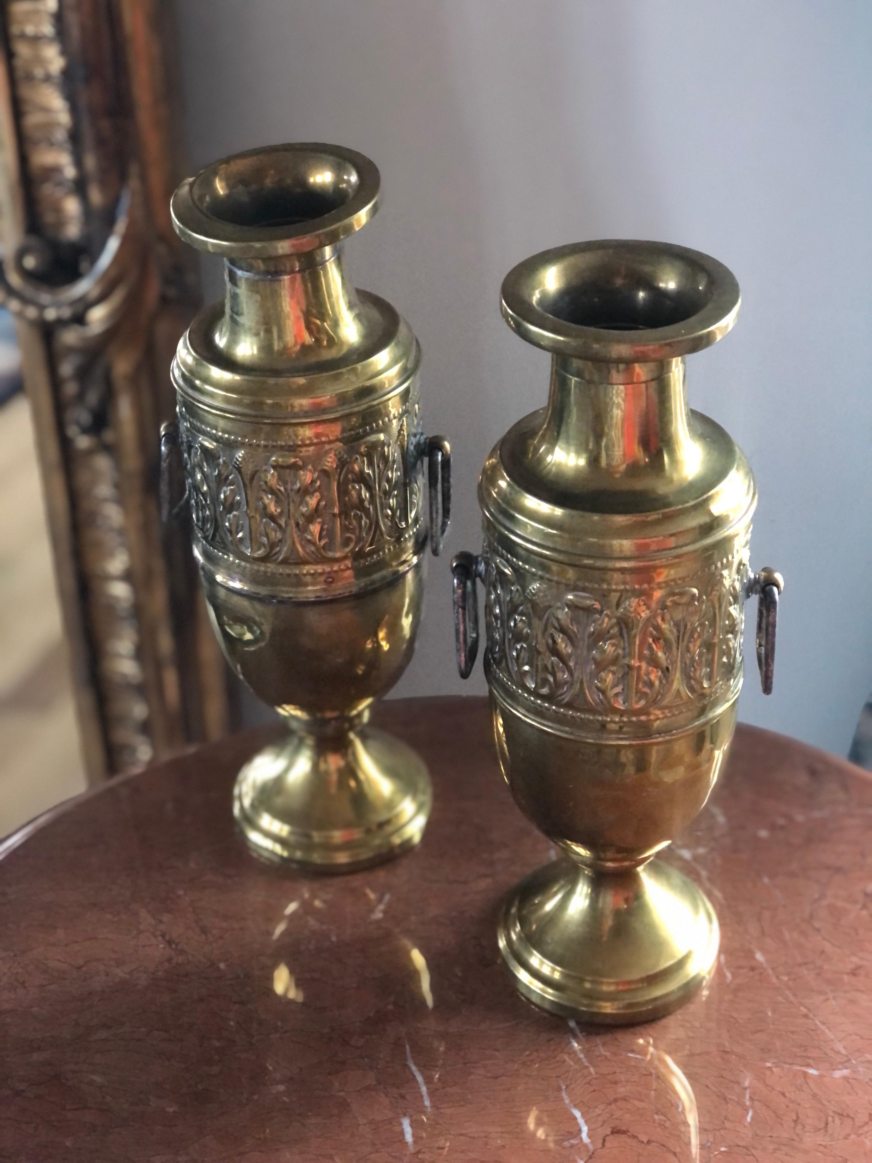 Ottone Coppia di due urne o vasi francesi in ottone con decorazioni floreali realizzate a mano in vendita