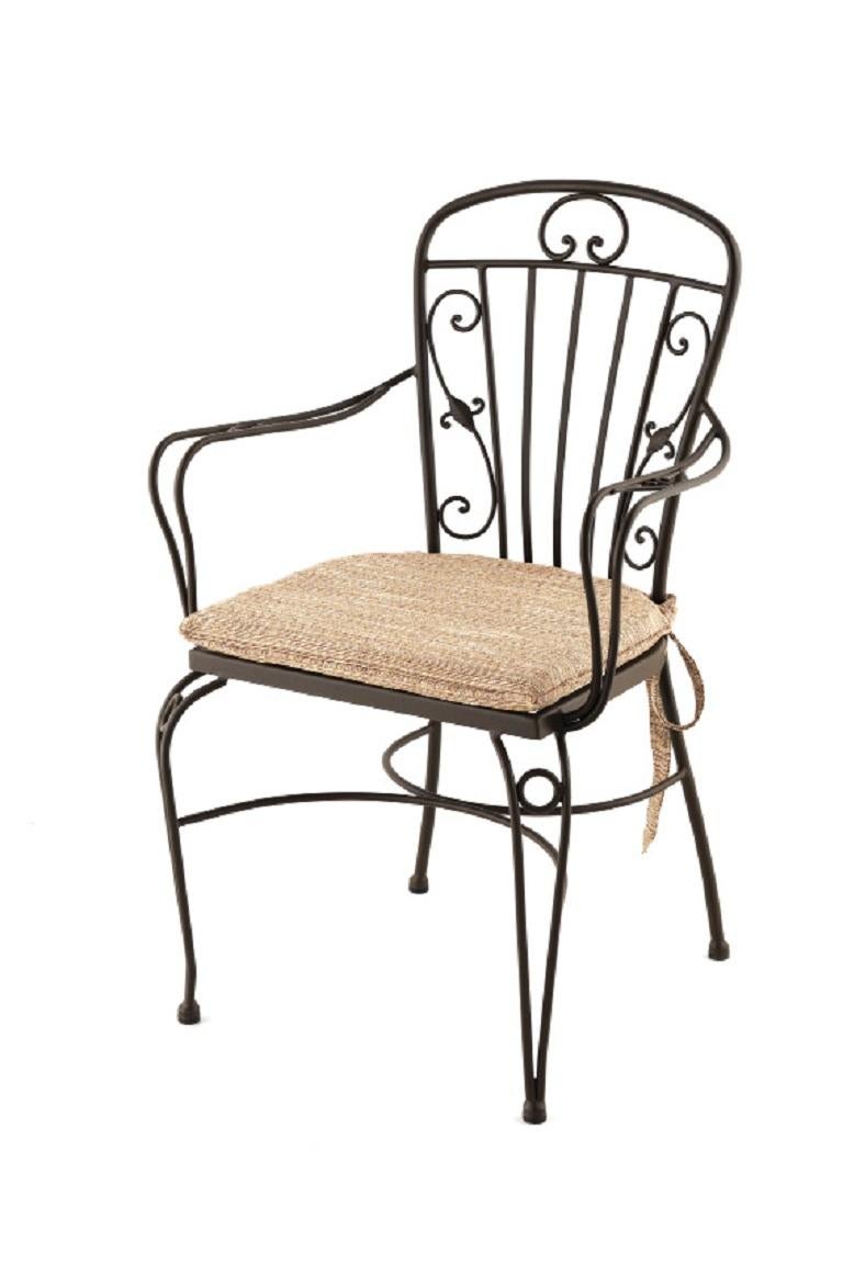 Garden chairs in brown wrought iron.
Indoor & Outdoor