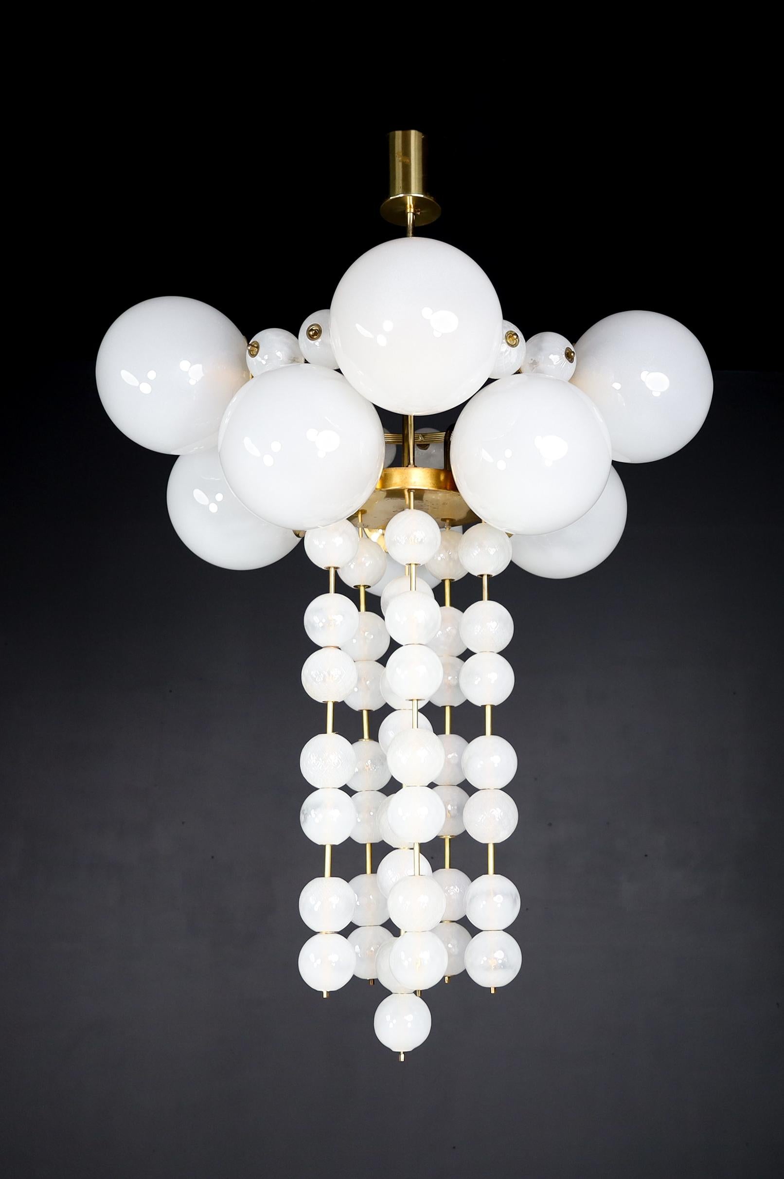 Coppia di due lampadari Grand Bohemian con elementi in ottone e globi in vetro smerigliato soffiato a mano, Cechia 1960

Una coppia di due grandi lampadari di Boemia con un dispositivo in ottone è stata prodotta e disegnata in Cechia negli anni