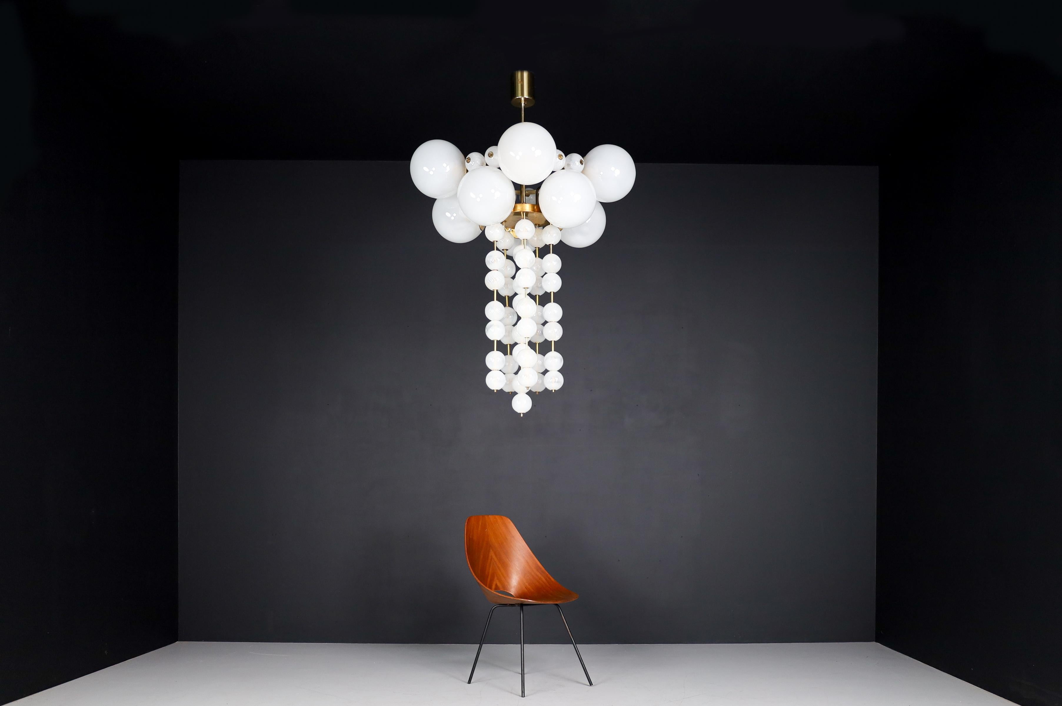 Mid-Century moderno Coppia di due grandi lampadari bohémien con elementi di fissaggio in ottone e gelo soffiato a mano in vendita