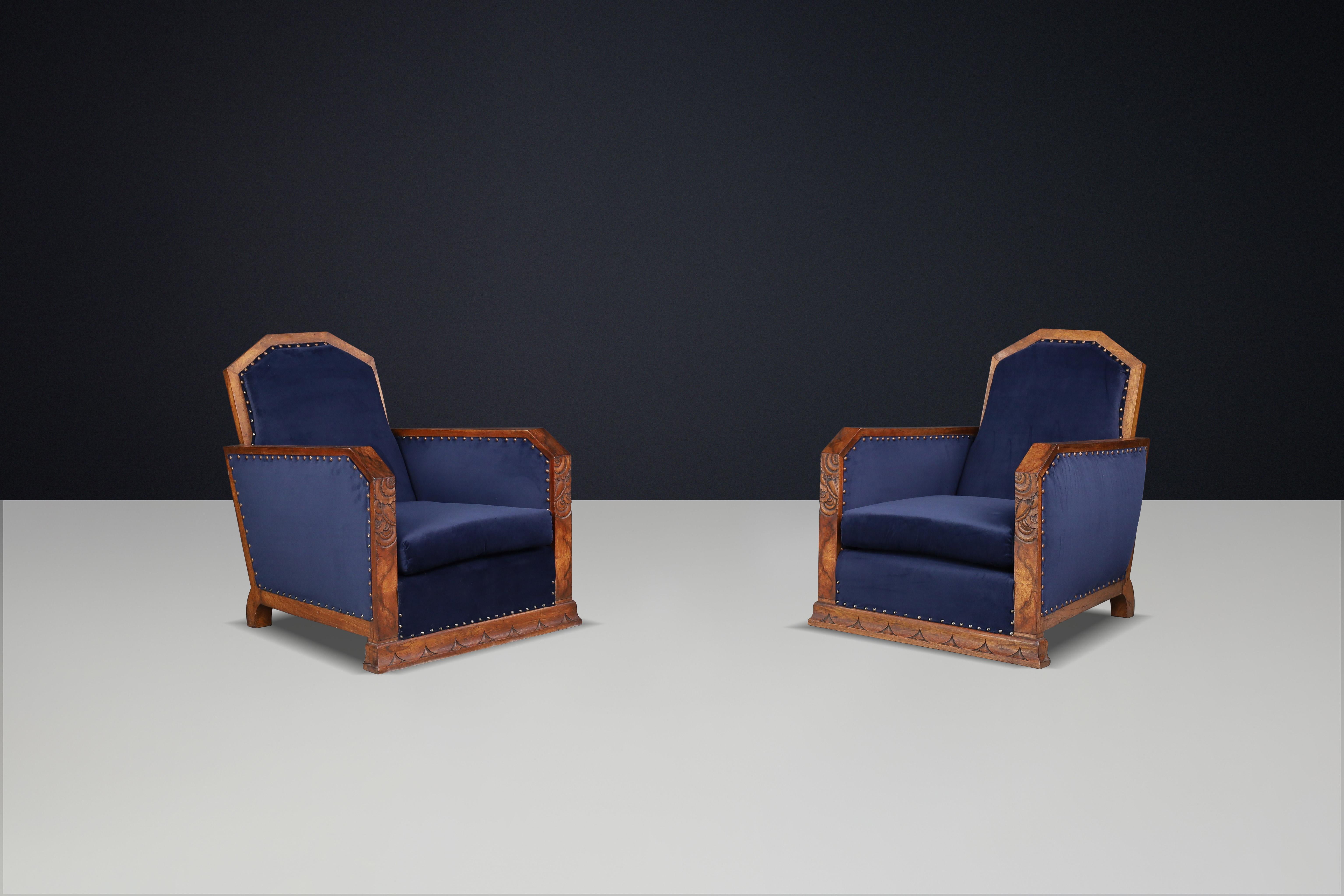 Coppia di due poltrone Art Deco in quercia e velluto, Francia, 1930

Scopri il fascino di queste squisite poltrone Art Déco francesi, risalenti ai vivaci anni '30! Realizzate con cura a mano in splendido legno di quercia e sontuoso velluto, queste