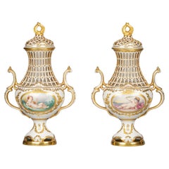 Paire de vases couverts à deux anses en porcelaine réticulée, Minton, vers 1890