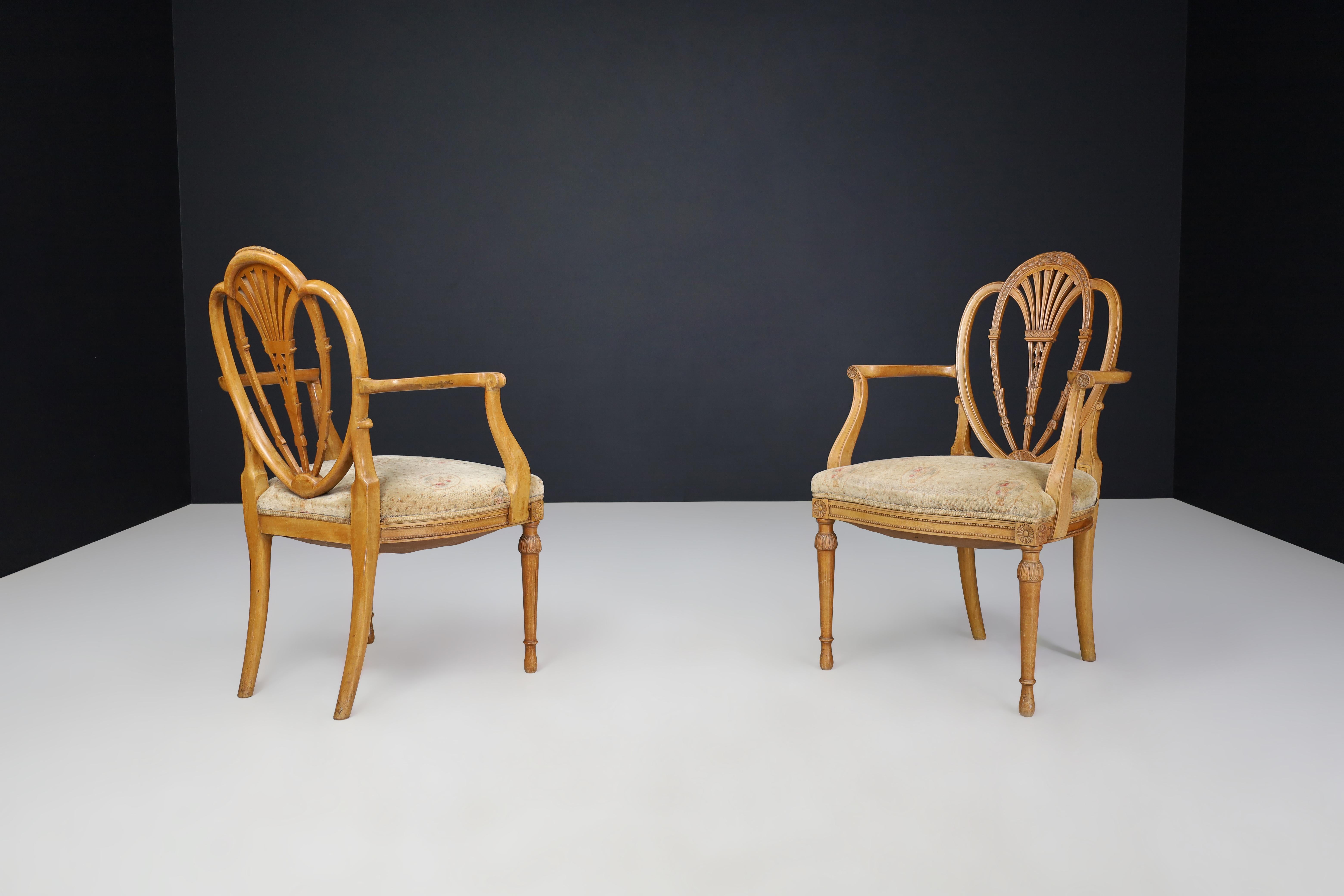 Coppia di due sedie con bracci aperti in stile Hepplewhite in legno di raso, Inghilterra, 1880 in vendita 3