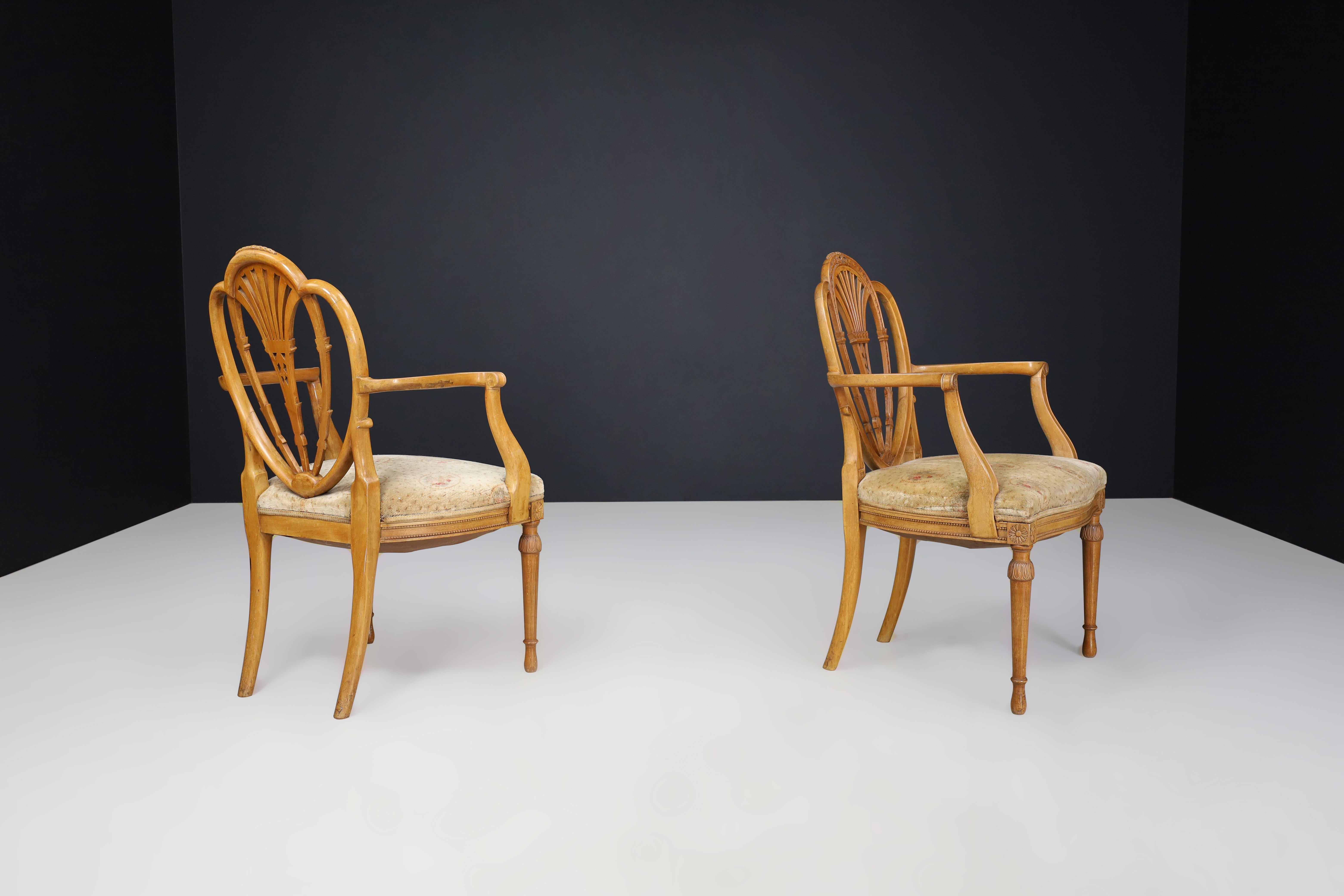 Coppia di due sedie con bracci aperti in stile Hepplewhite in legno di raso, Inghilterra, 1880 in vendita 4