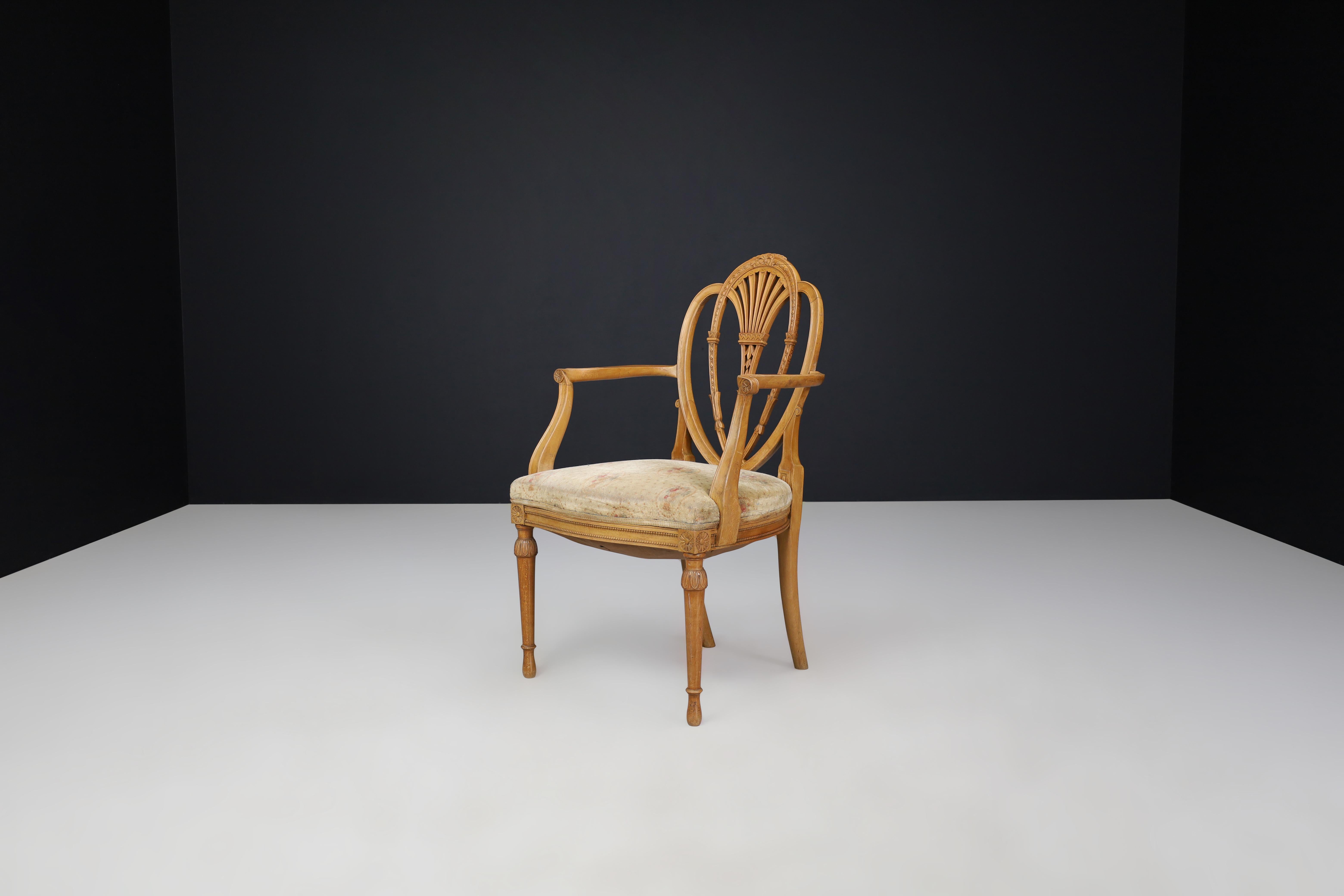 Coppia di due sedie con bracci aperti in stile Hepplewhite in legno di raso, Inghilterra, 1880 in vendita 5