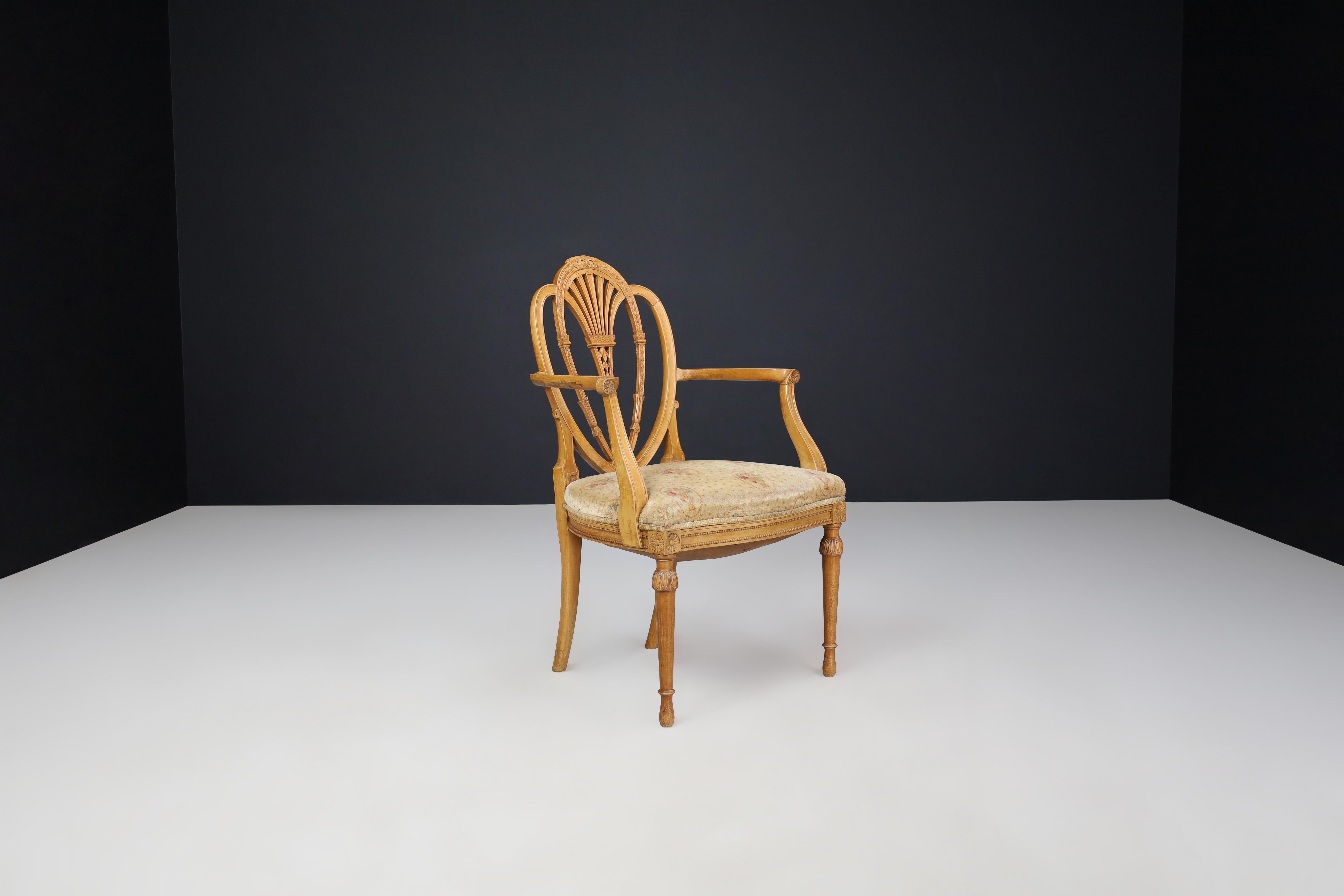 Coppia di due sedie con bracci aperti in stile Hepplewhite in legno di raso, Inghilterra, 1880 in vendita 6