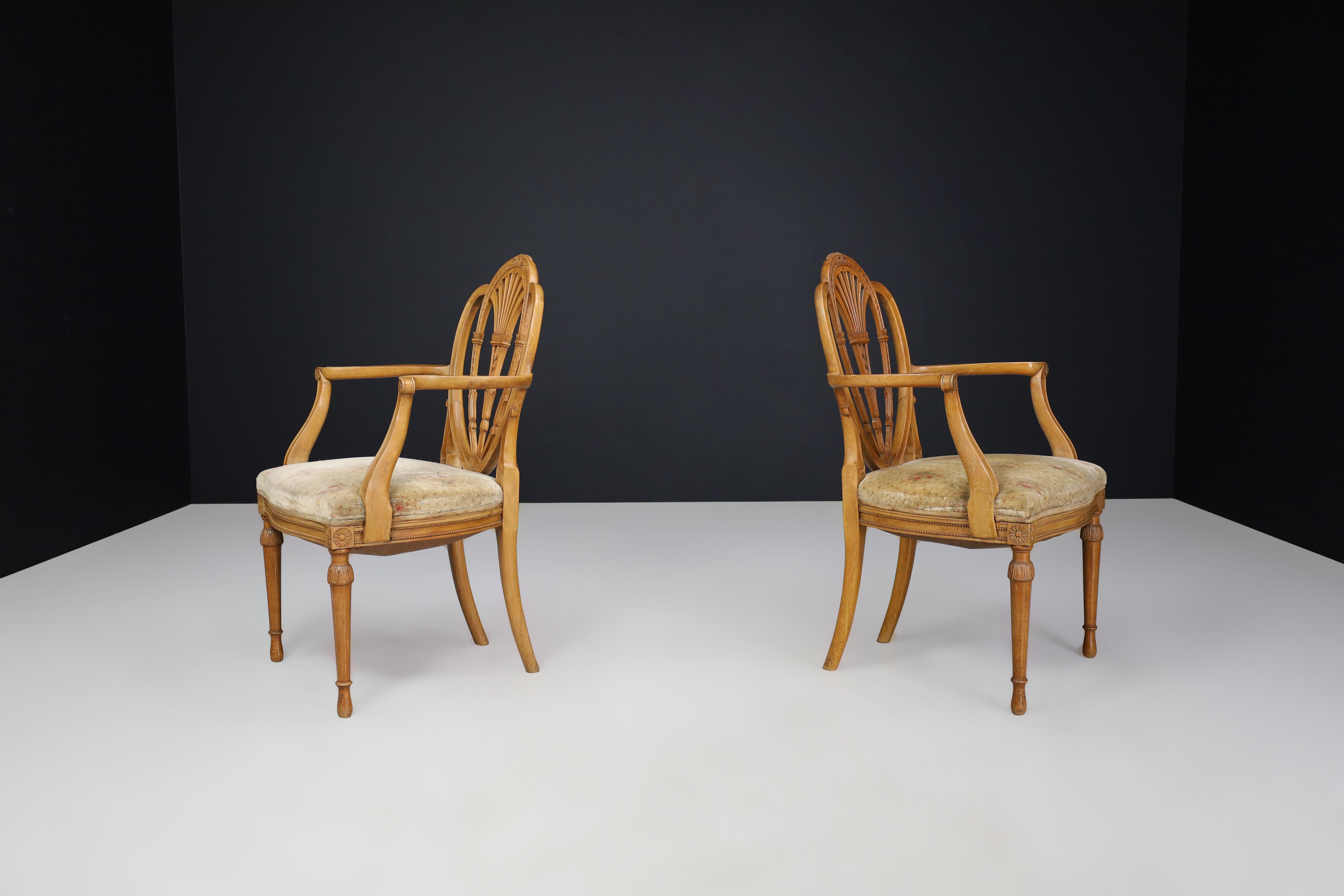 Coppia di due sedie con braccio aperto in stile Hepplewhite, Inghilterra, 1880

Questa splendida coppia di sedie con bracci aperti in stile Hepplewhite del 1880 è caratterizzata da uno splendido legno di raso intagliato. Le sedie hanno gambe