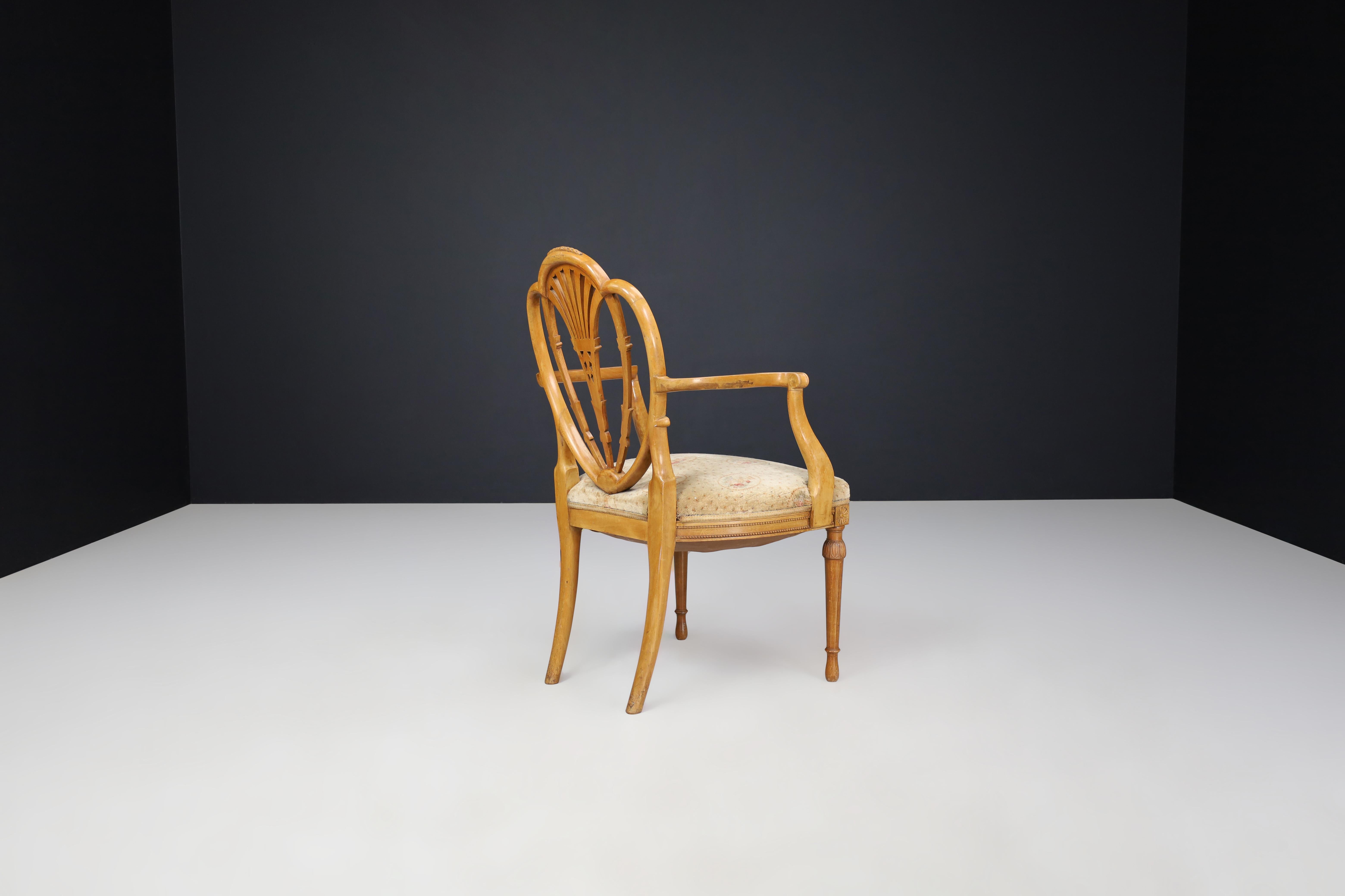 Tappezzeria Coppia di due sedie con bracci aperti in stile Hepplewhite in legno di raso, Inghilterra, 1880 in vendita