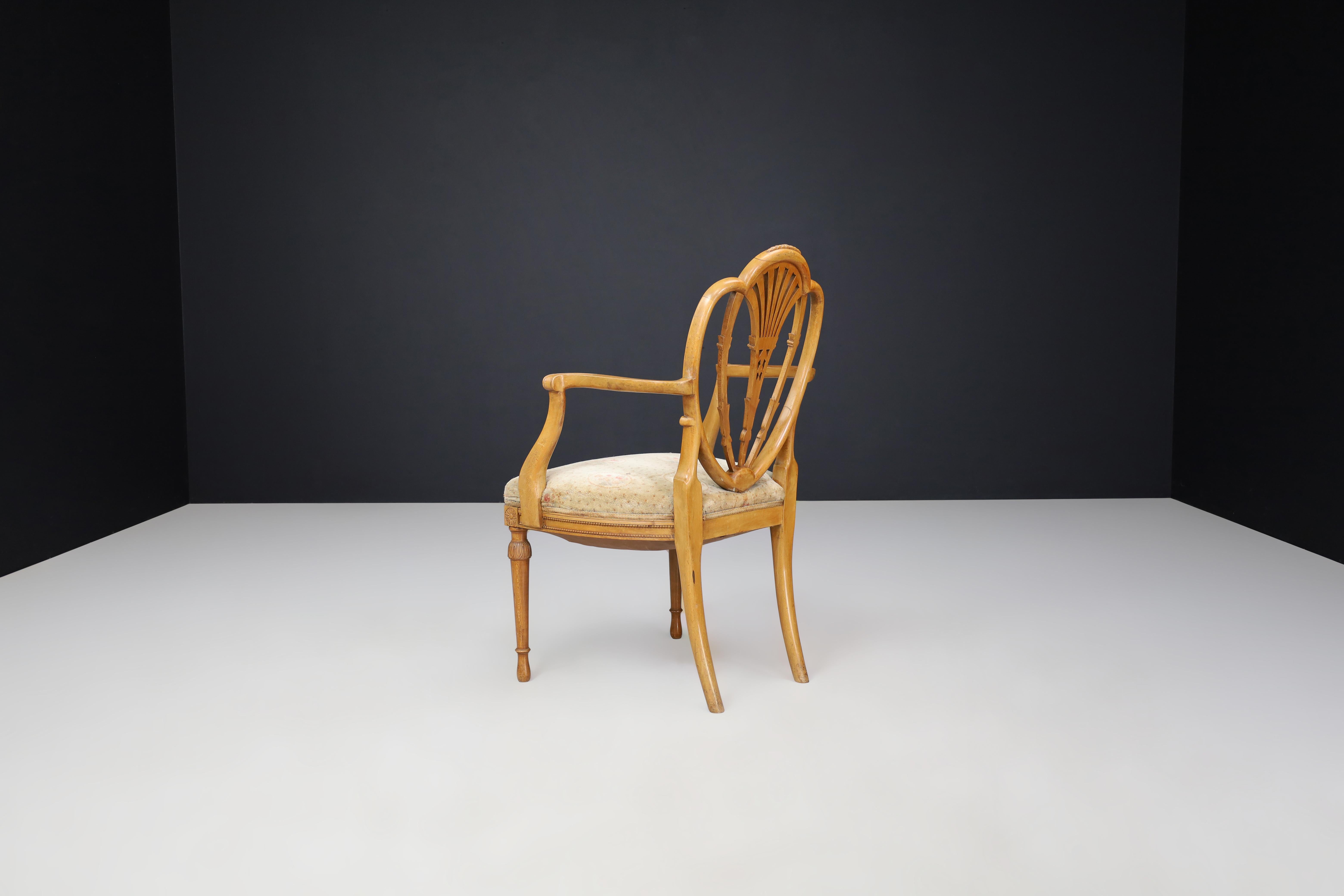 Coppia di due sedie con bracci aperti in stile Hepplewhite in legno di raso, Inghilterra, 1880 in vendita 1