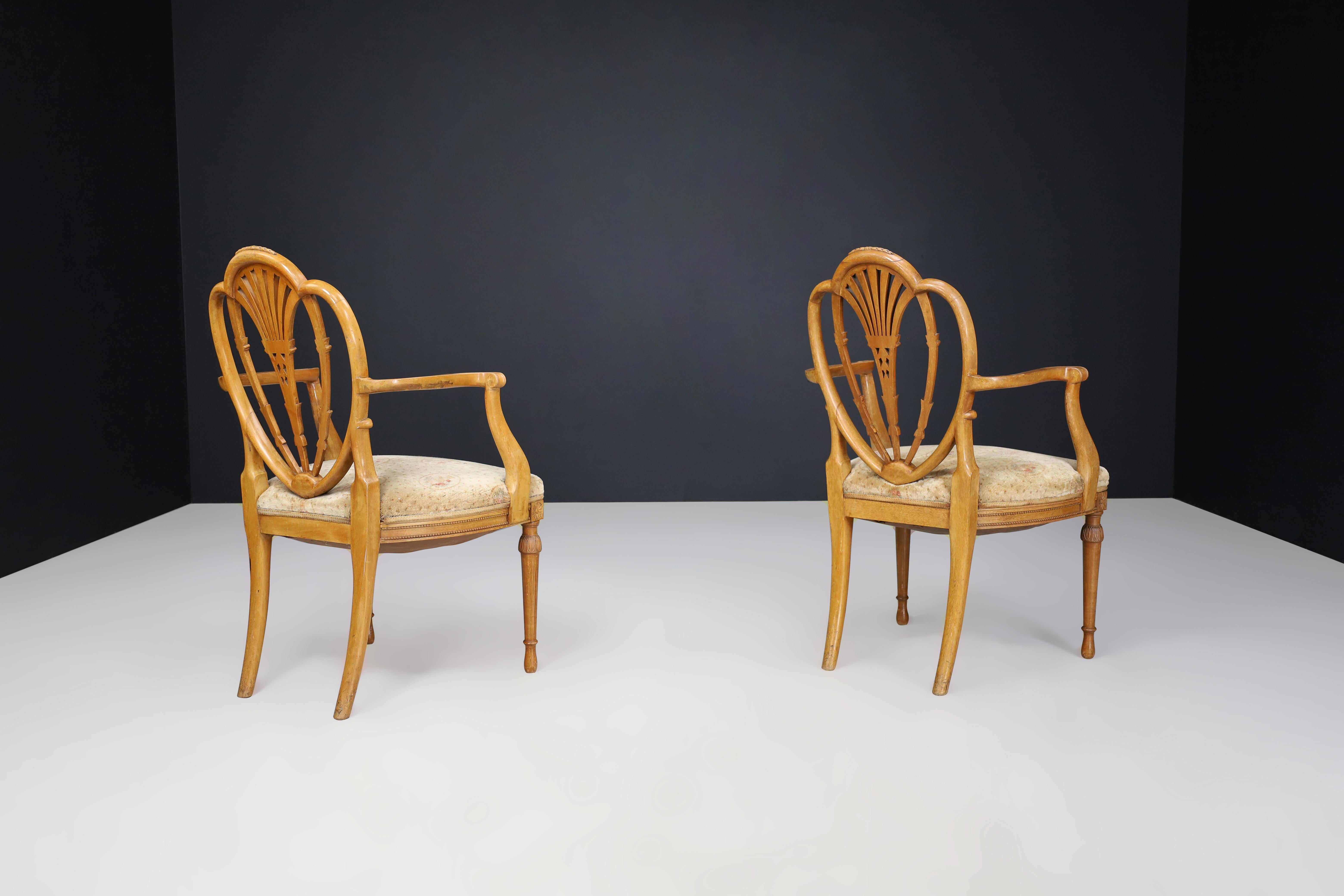 Coppia di due sedie con bracci aperti in stile Hepplewhite in legno di raso, Inghilterra, 1880 in vendita 2
