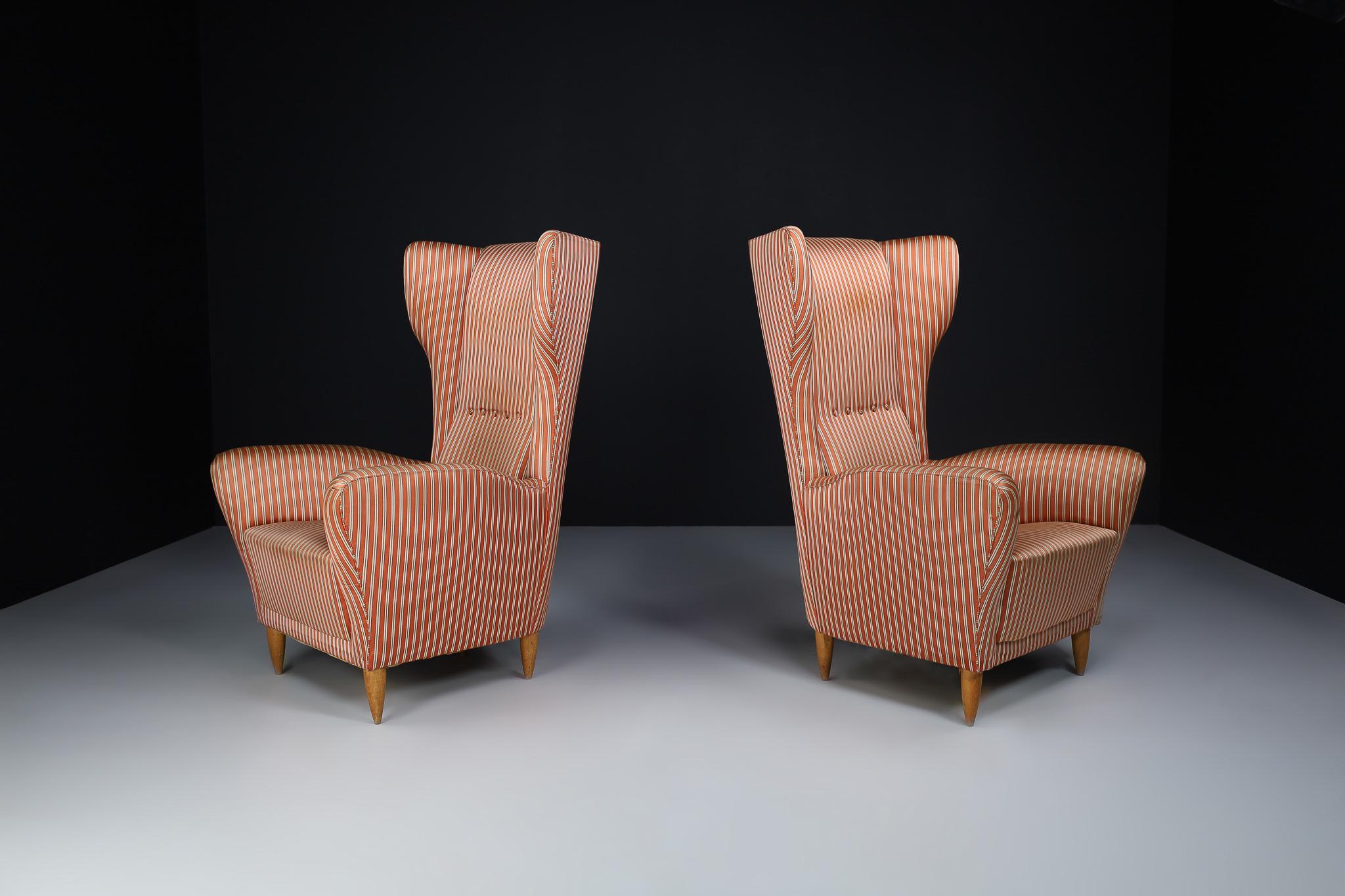 Mid-Century Modern Paire de deux chaises longues à haut dossier en tissu d'origine, Italie, années 1940 en vente