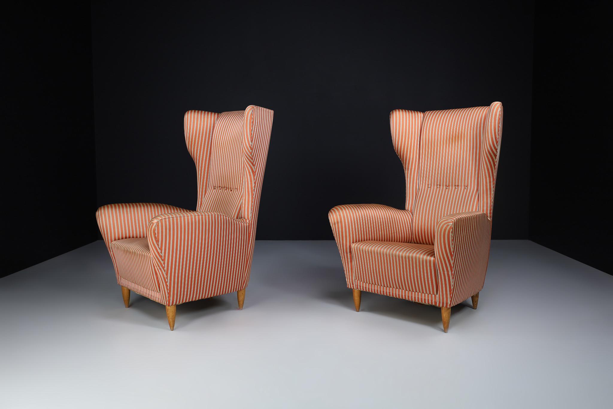 italien Paire de deux chaises longues à haut dossier en tissu d'origine, Italie, années 1940 en vente