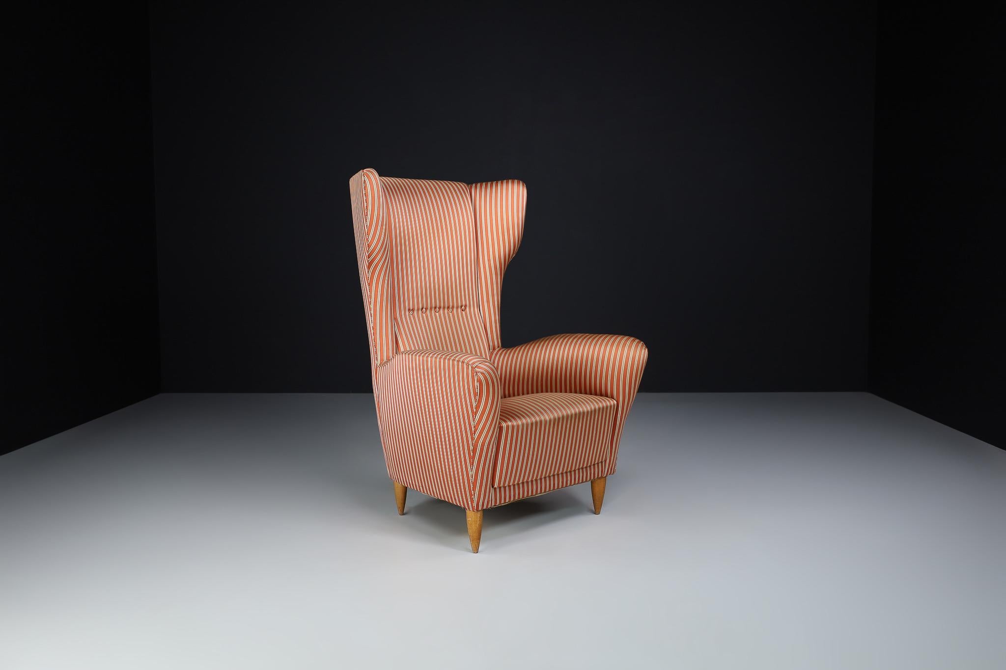 Paire de deux chaises longues à haut dossier en tissu d'origine, Italie, années 1940 Bon état - En vente à Almelo, NL