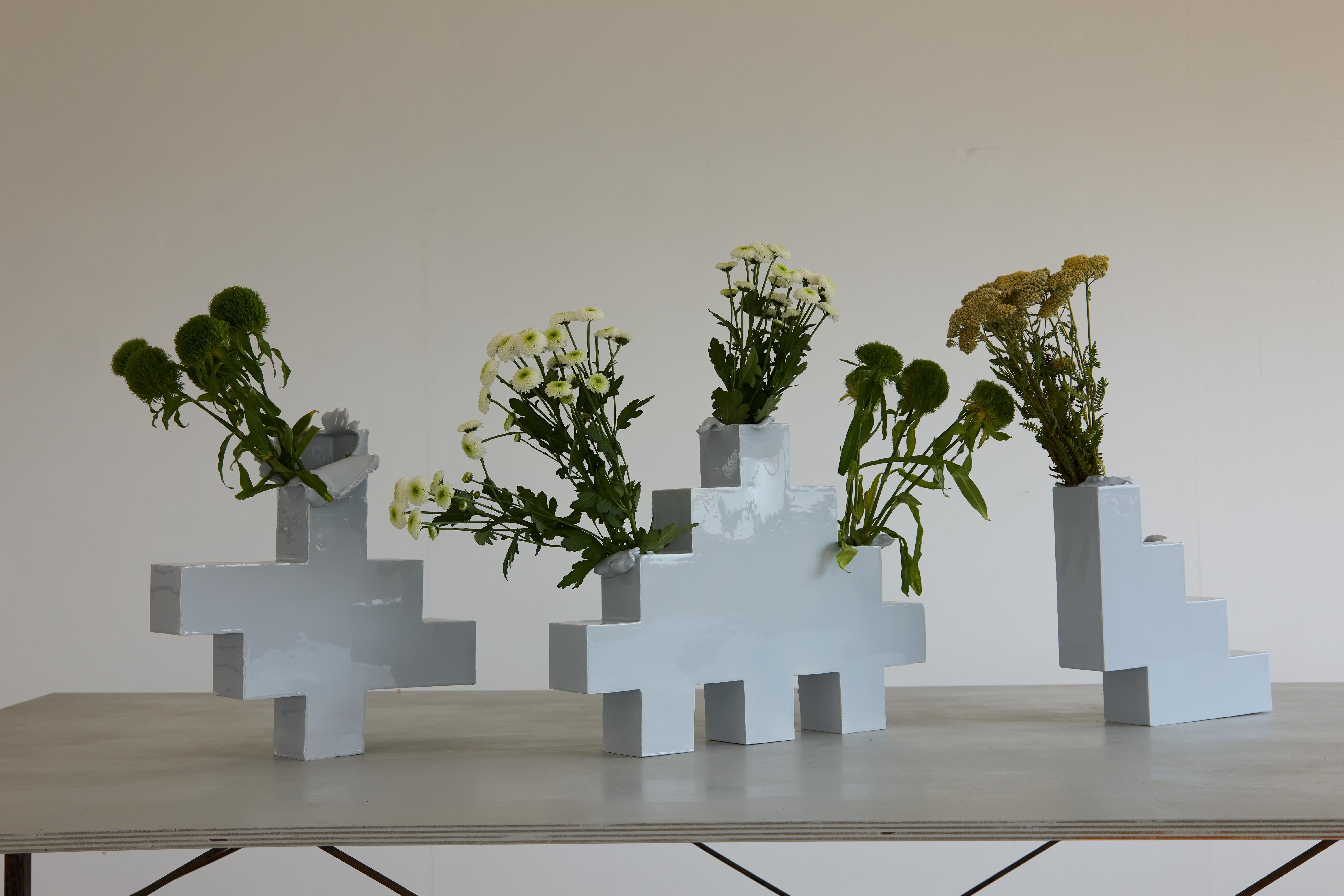 Céramique Paire de vases géométriques en céramique italienne de l'artiste Jenna Basso Pietrobon en vente