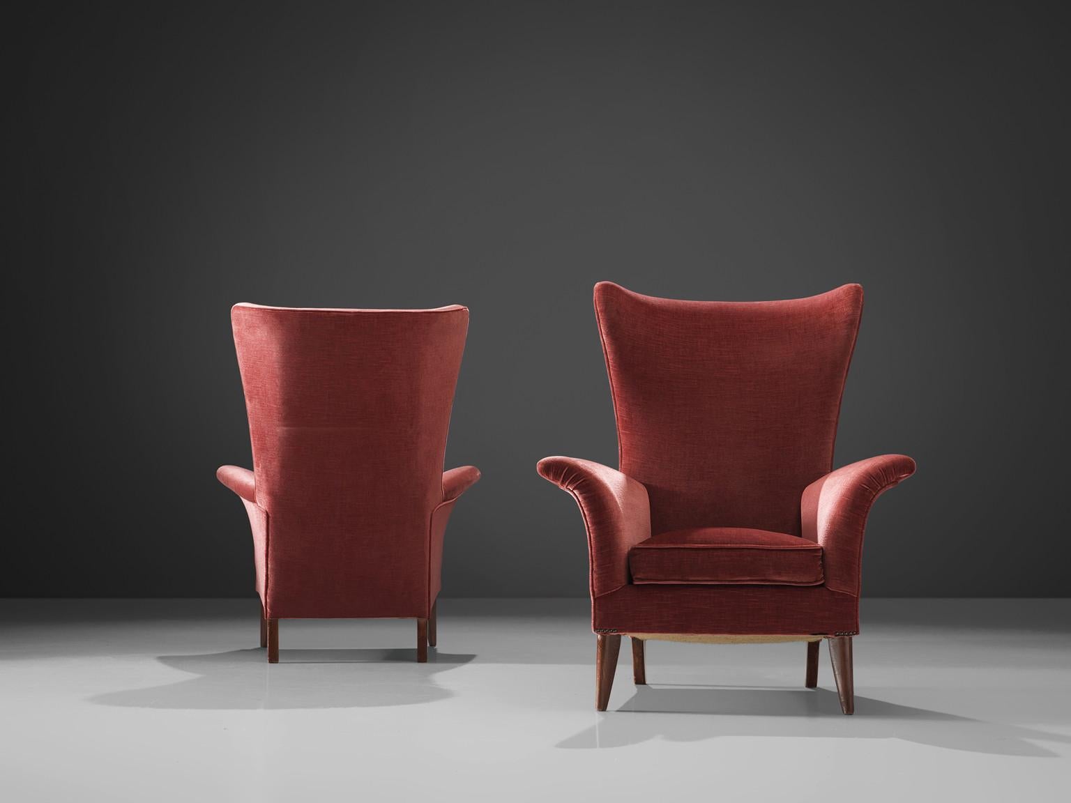 Ensemble de deux chaises à dossier haut, velours rouge, bois, Italie, années 1950

Paire d'élégantes chaises longues italiennes à dossier ailé rose à rouge. Magnifique assise de forme organique avec des pieds en bois massif. Les accoudoirs et