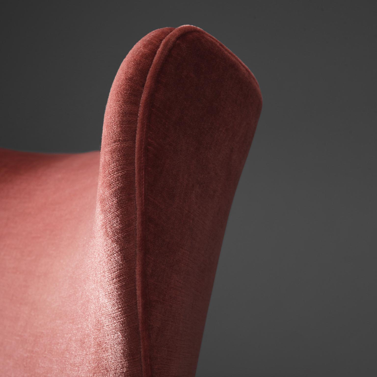 Paire de deux chaises italiennes Wingback tapissées de velours rouge Bon état à Waalwijk, NL