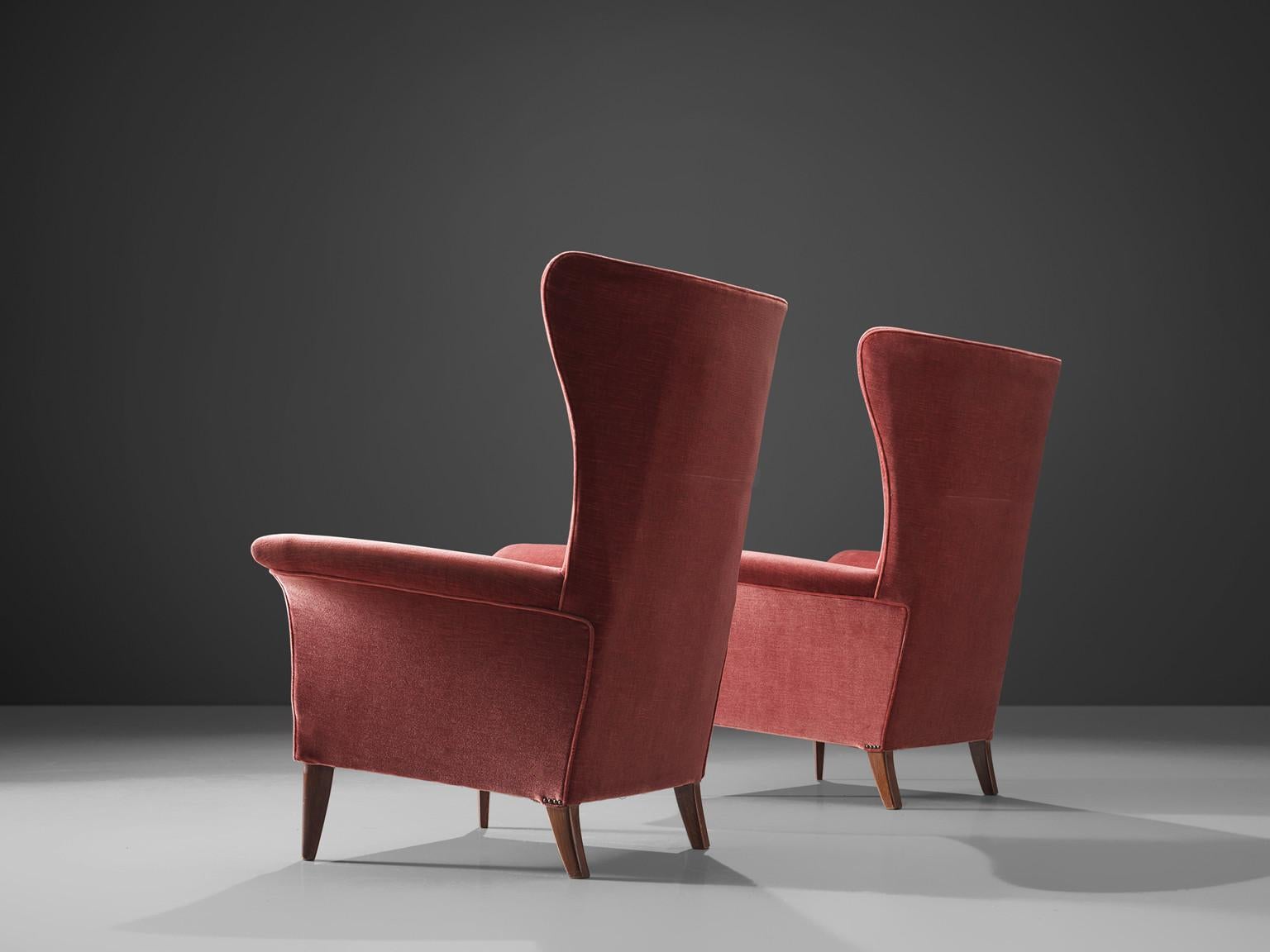 Tissu Paire de deux chaises italiennes Wingback tapissées de velours rouge