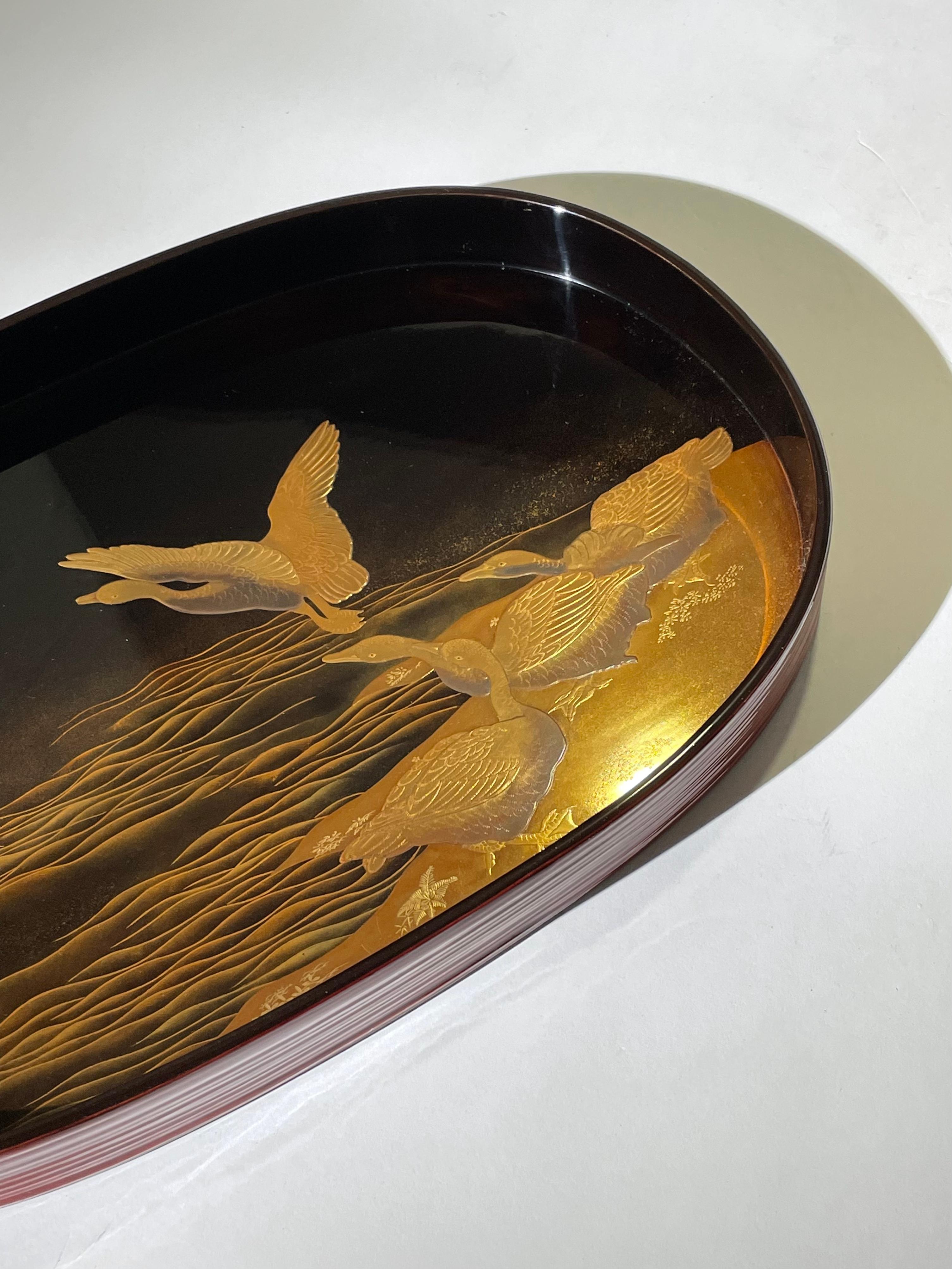 Pair of Two Japanese Antique Maki-e Lacquer Round Trays, Meiji period In Good Condition For Sale In Chuo-ku, Tokyo