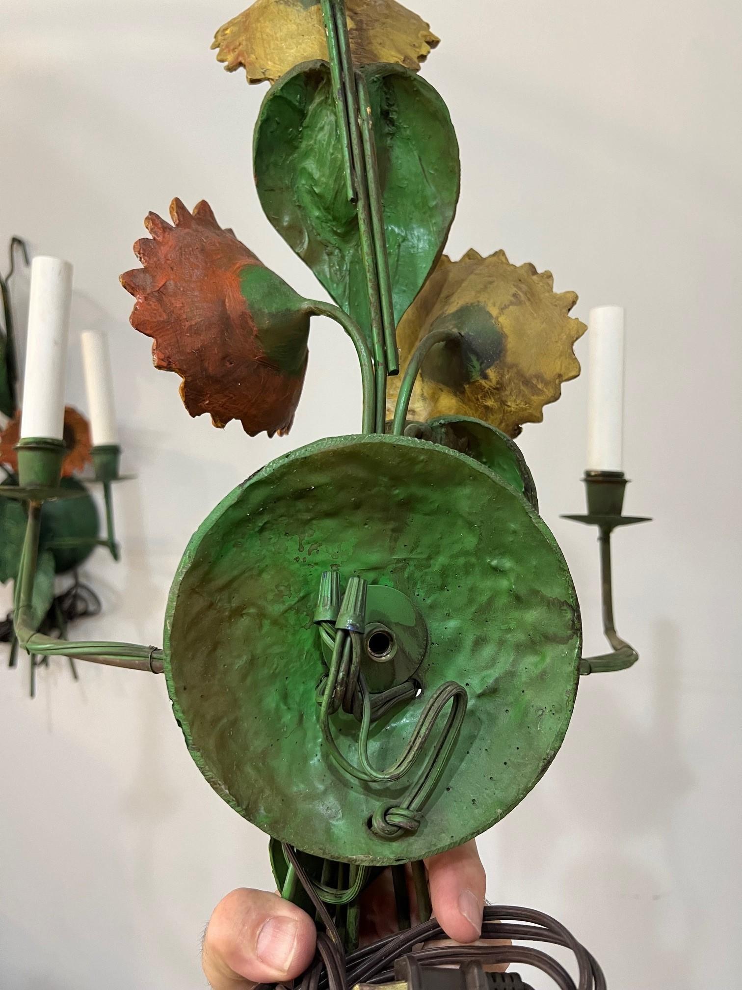 Coppia di applique a due luci con girasoli floreali in vendita 9