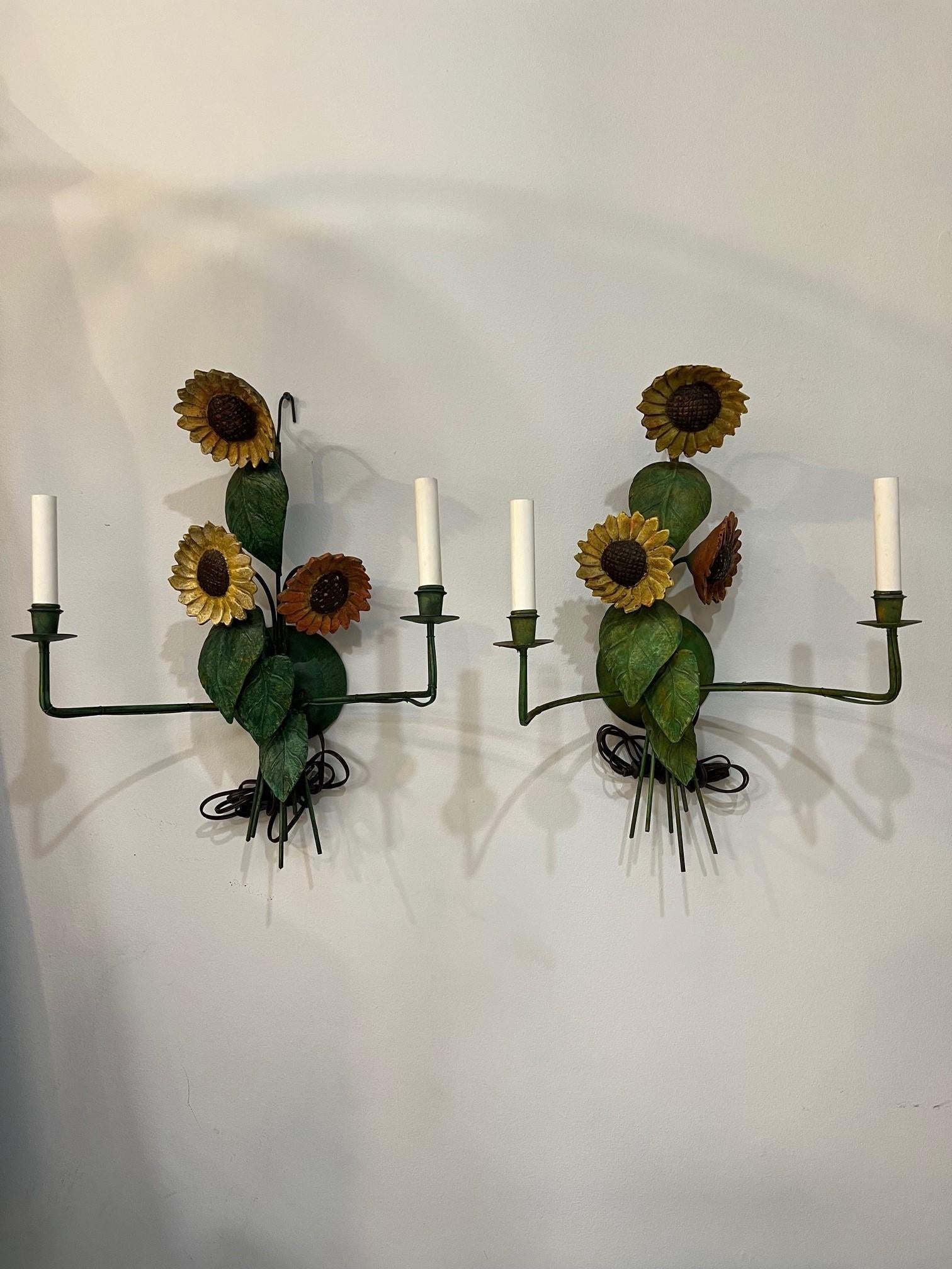 Una coppia unica di applique a due luci con girasoli floreali in fibra di vetro dipinti a mano. Si tratta di una bella coppia di appliques floreali realizzate in fibra di vetro e probabilmente realizzate da Bill Huebbe, un artista del nord di New
