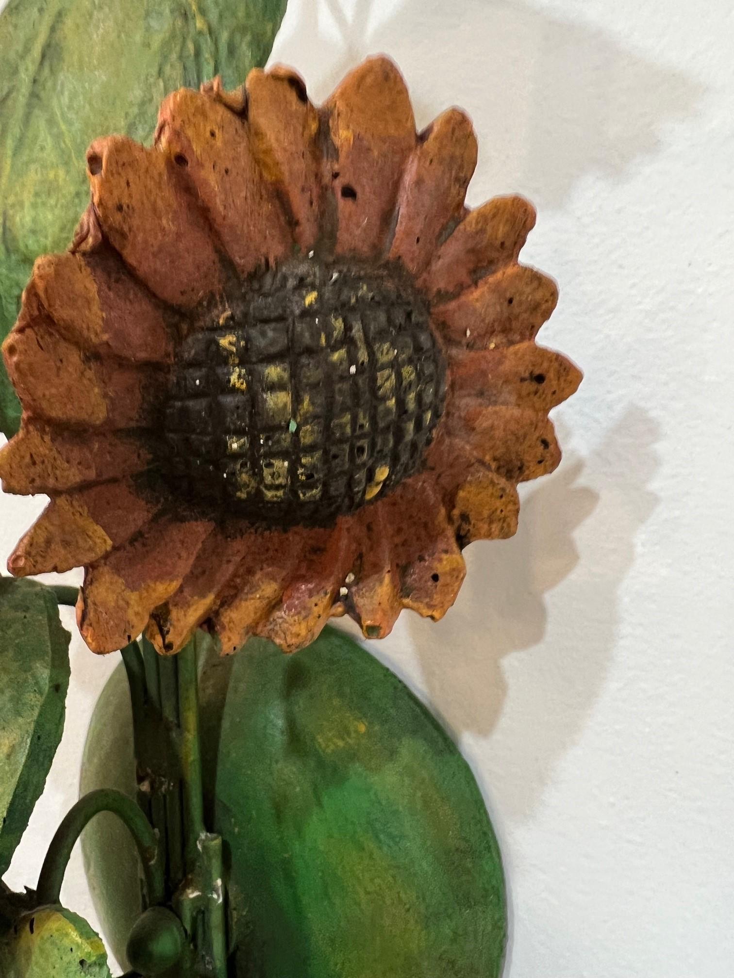Vetroresina Coppia di applique a due luci con girasoli floreali in vendita