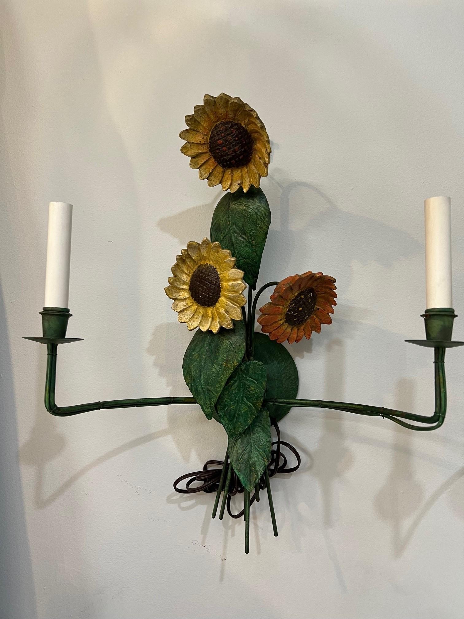 Coppia di applique a due luci con girasoli floreali in vendita 2