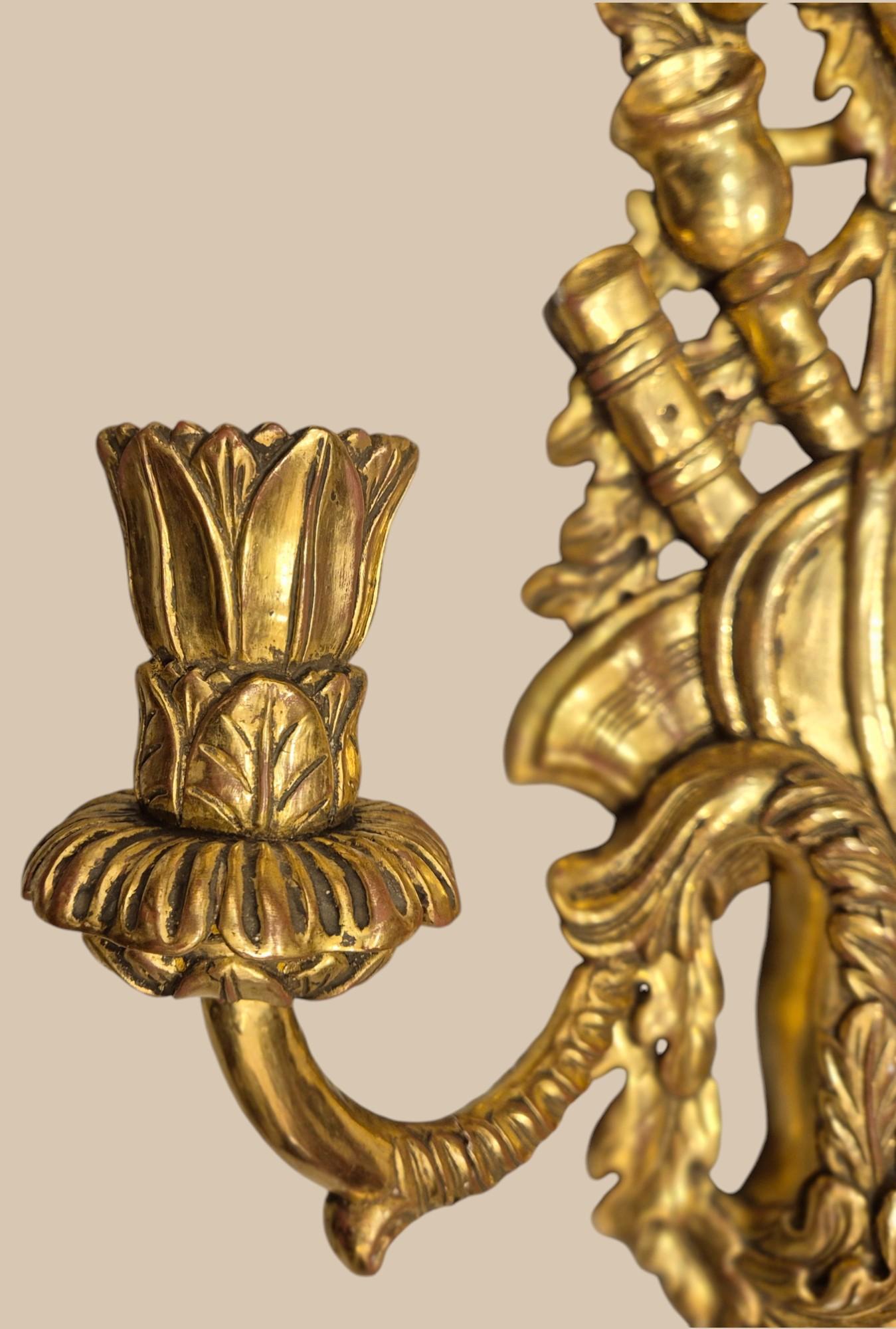 Coppia di appliques a due luci in legno dorato in stile Luigi XVI, XIX secolo in vendita 4