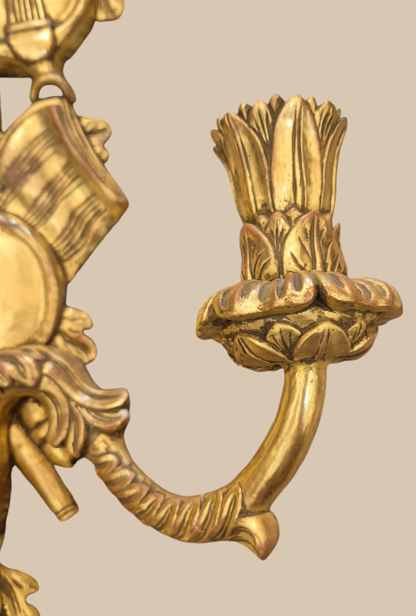 Coppia di appliques a due luci in legno dorato in stile Luigi XVI, XIX secolo in vendita 5