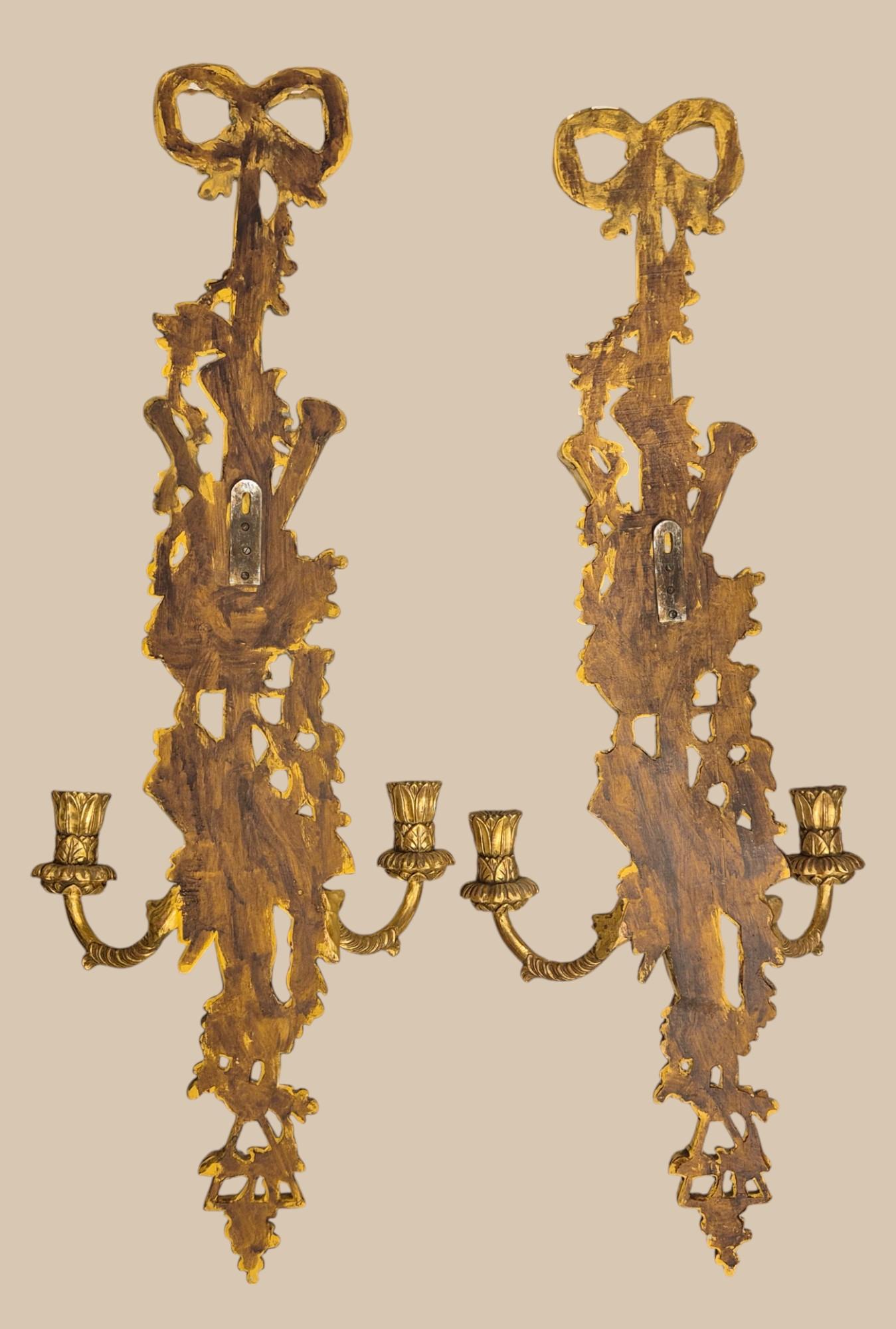 Coppia di appliques a due luci in legno dorato in stile Luigi XVI, XIX secolo in vendita 9