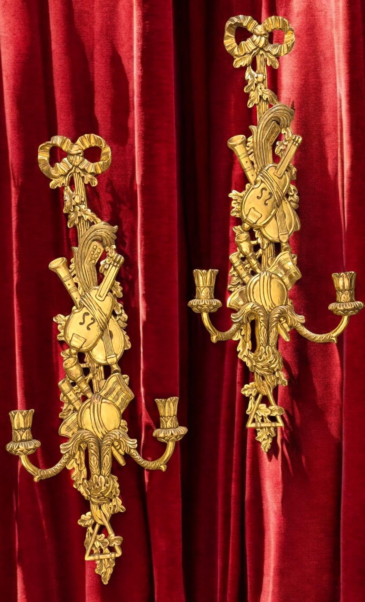 Coppia di appliques a due luci in legno dorato in stile Luigi XVI, XIX secolo in vendita 10