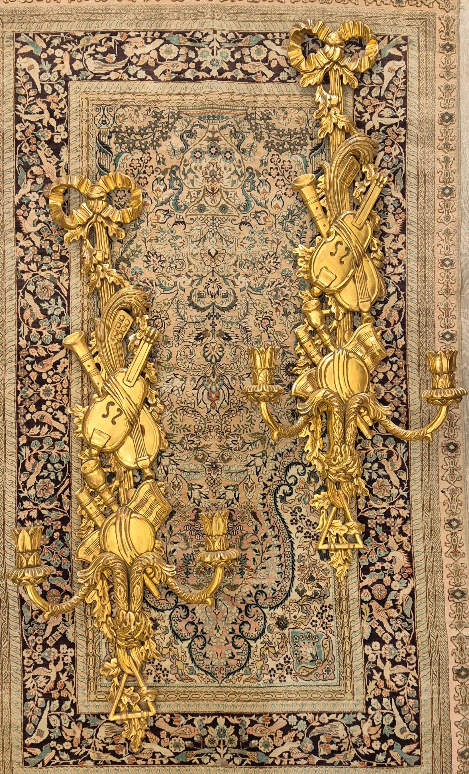Francese Coppia di appliques a due luci in legno dorato in stile Luigi XVI, XIX secolo in vendita