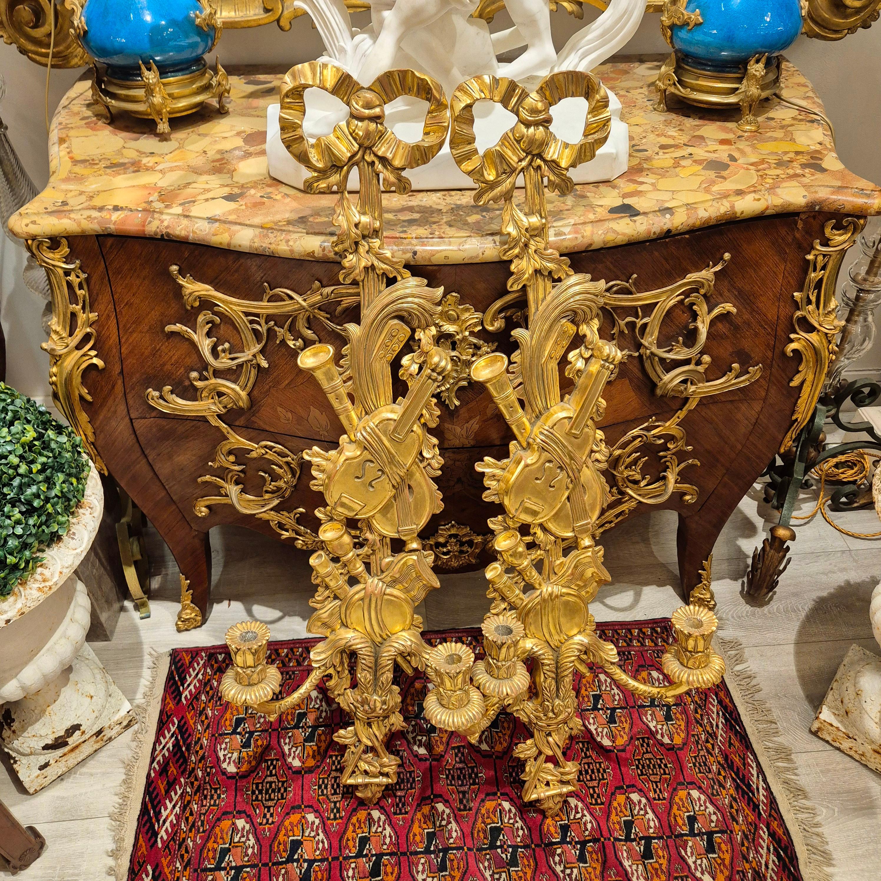 Legno Coppia di appliques a due luci in legno dorato in stile Luigi XVI, XIX secolo in vendita