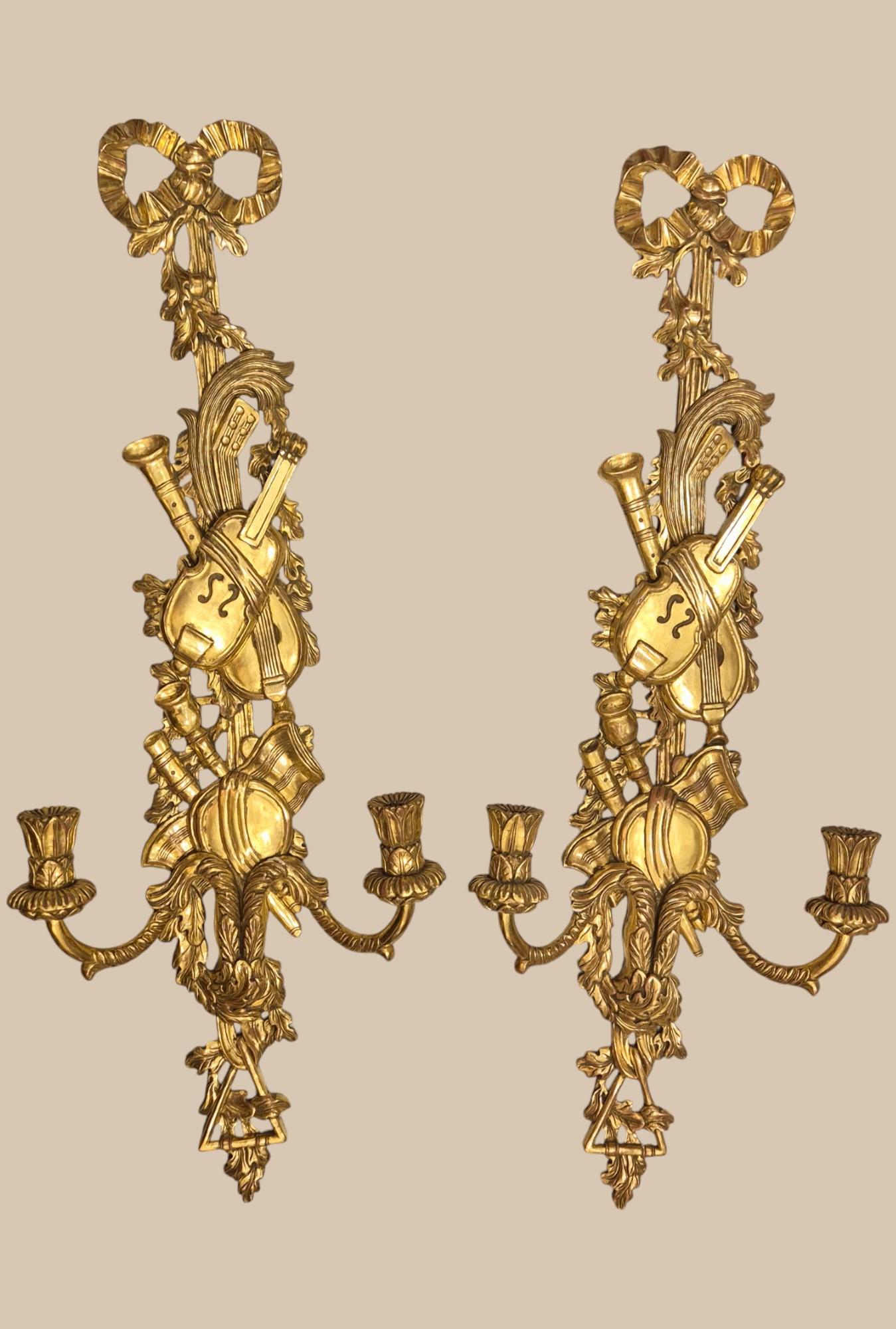 Coppia di appliques a due luci in legno dorato in stile Luigi XVI, XIX secolo in vendita 1