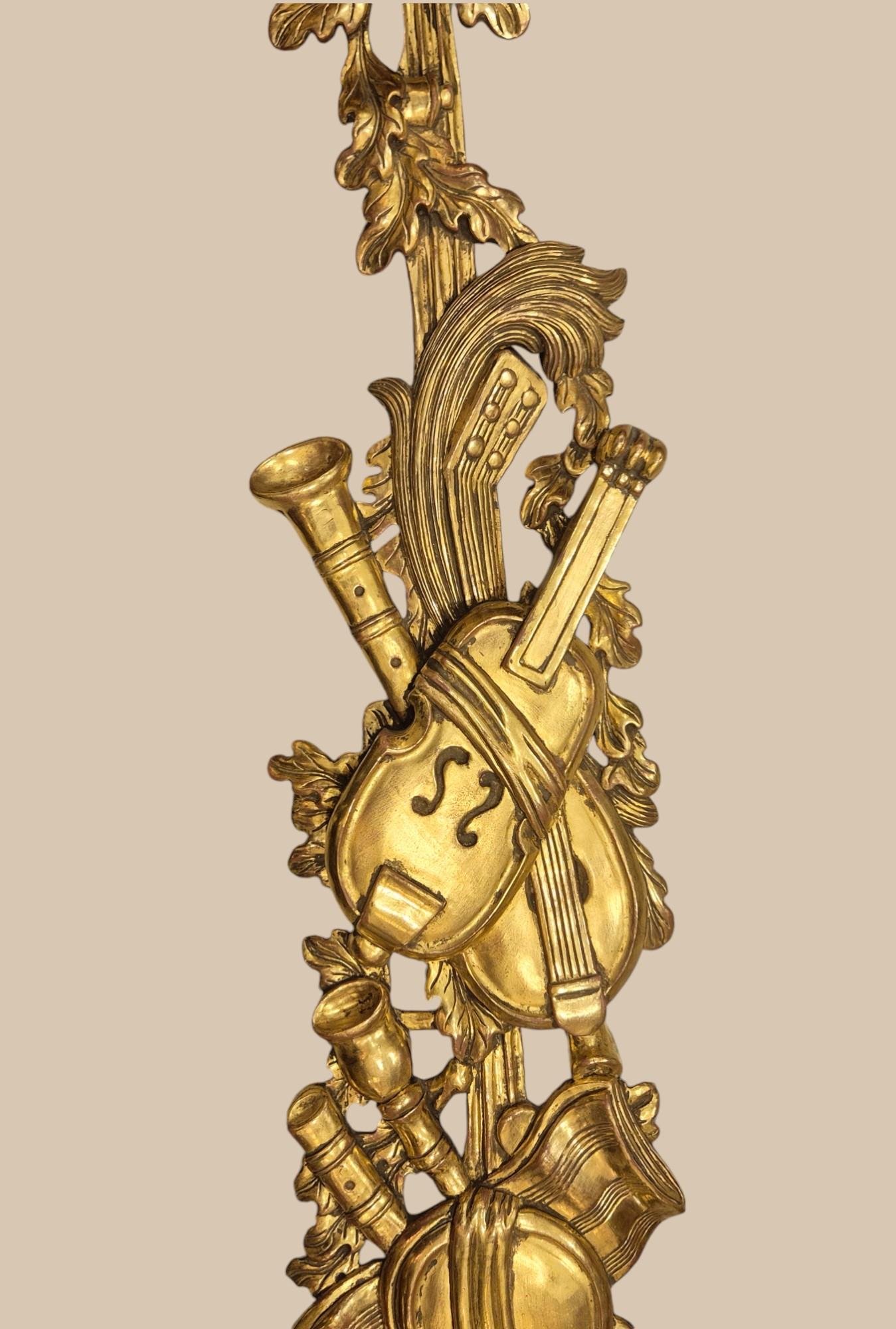 Coppia di appliques a due luci in legno dorato in stile Luigi XVI, XIX secolo in vendita 2