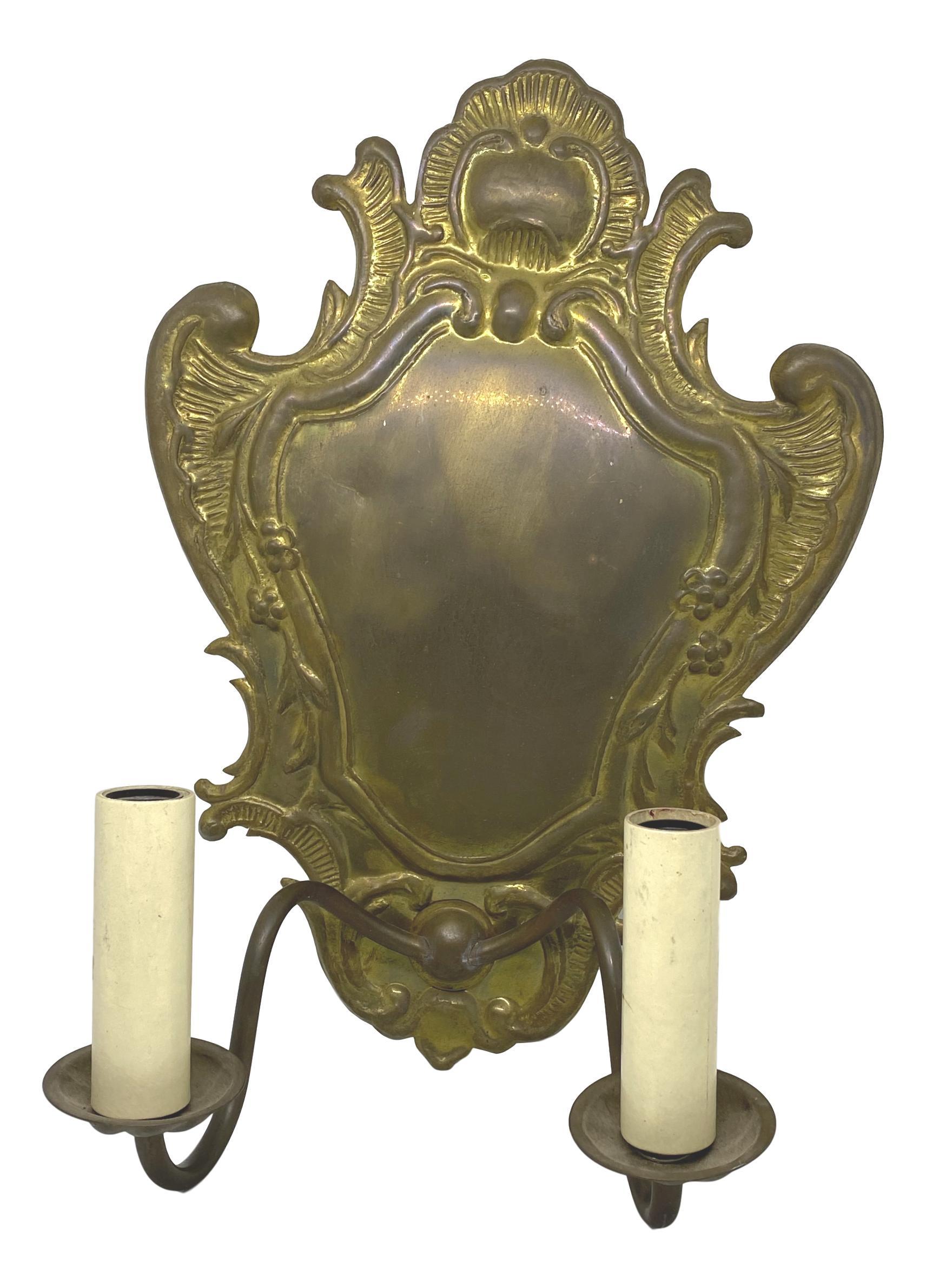 Victorien Paire d'appliques à deux lumières en laiton à dos bouclier de style victorien, XXe siècle en vente
