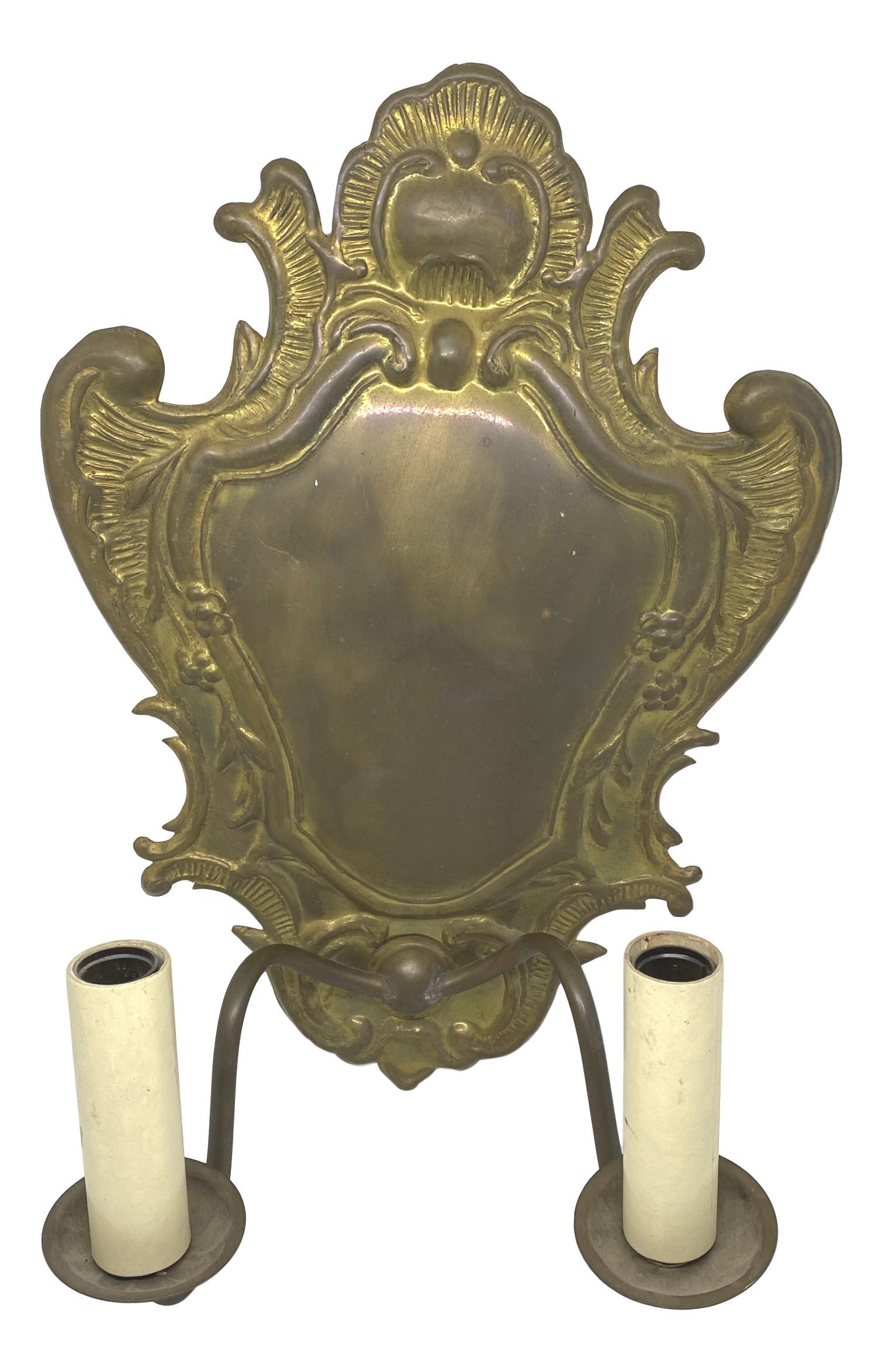 Allemand Paire d'appliques à deux lumières en laiton à dos bouclier de style victorien, XXe siècle en vente