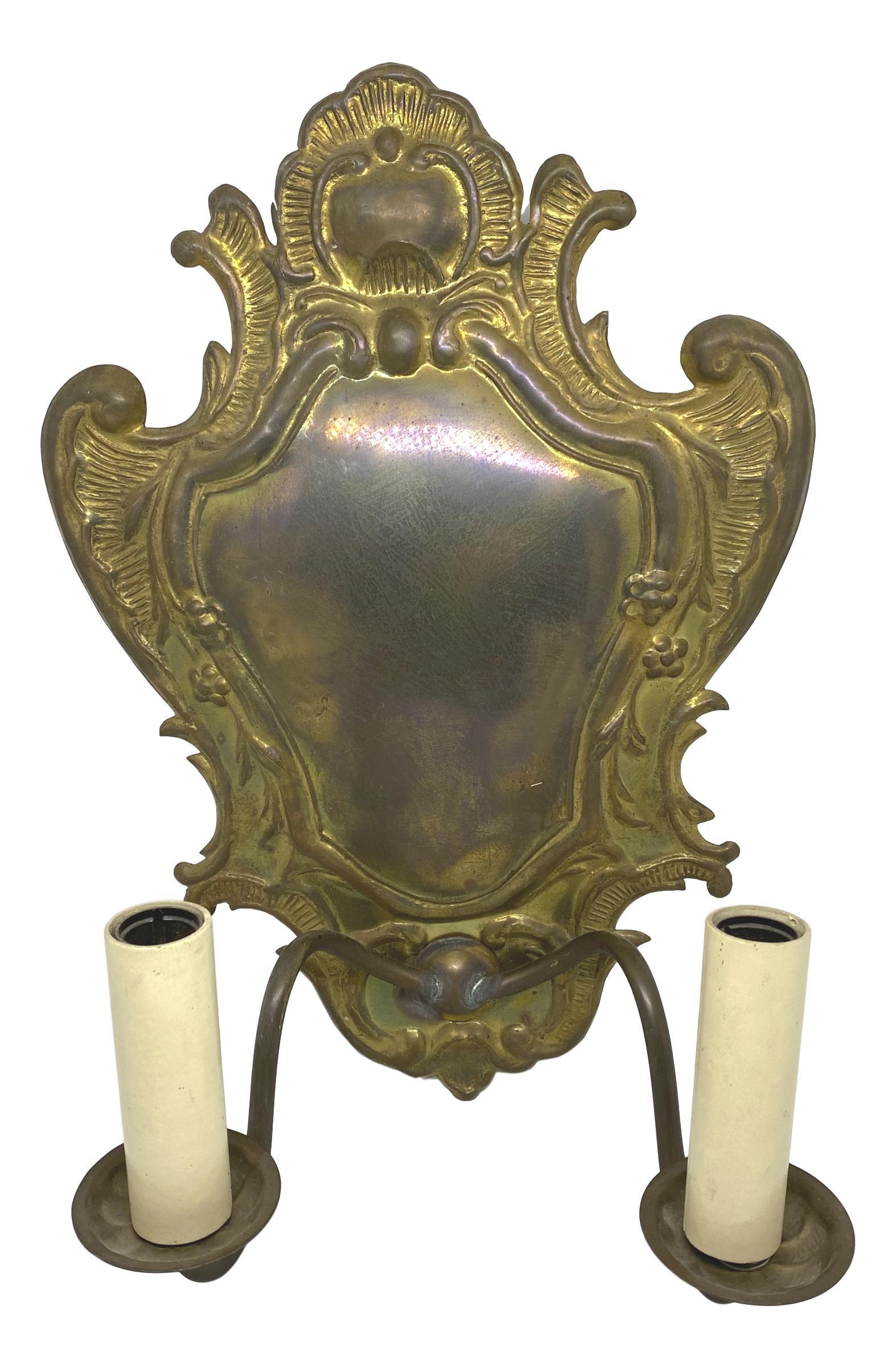 Laiton Paire d'appliques à deux lumières en laiton à dos bouclier de style victorien, XXe siècle en vente