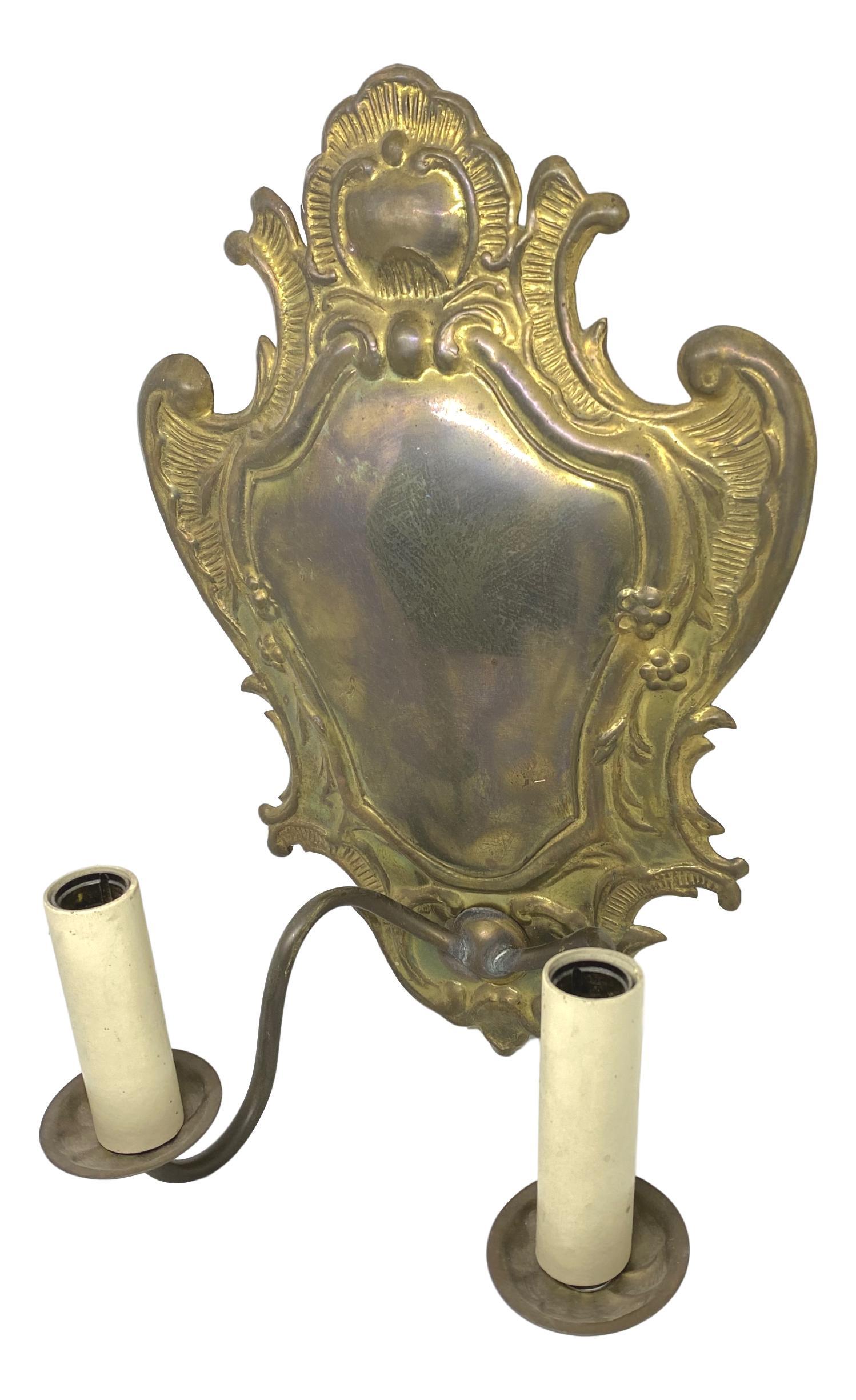 Paire d'appliques à deux lumières en laiton à dos bouclier de style victorien, XXe siècle en vente 1