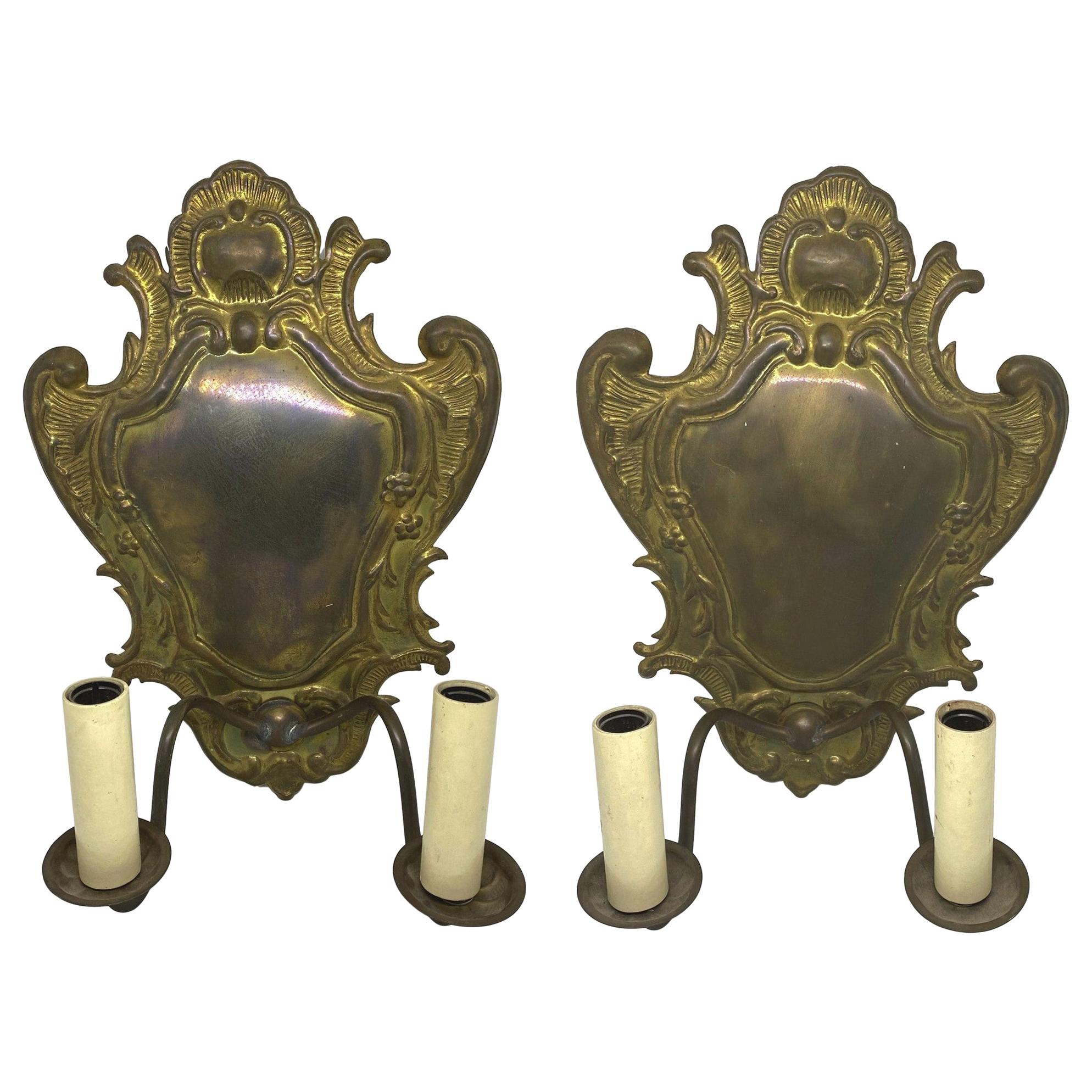 Paire d'appliques à deux lumières en laiton à dos bouclier de style victorien, XXe siècle en vente