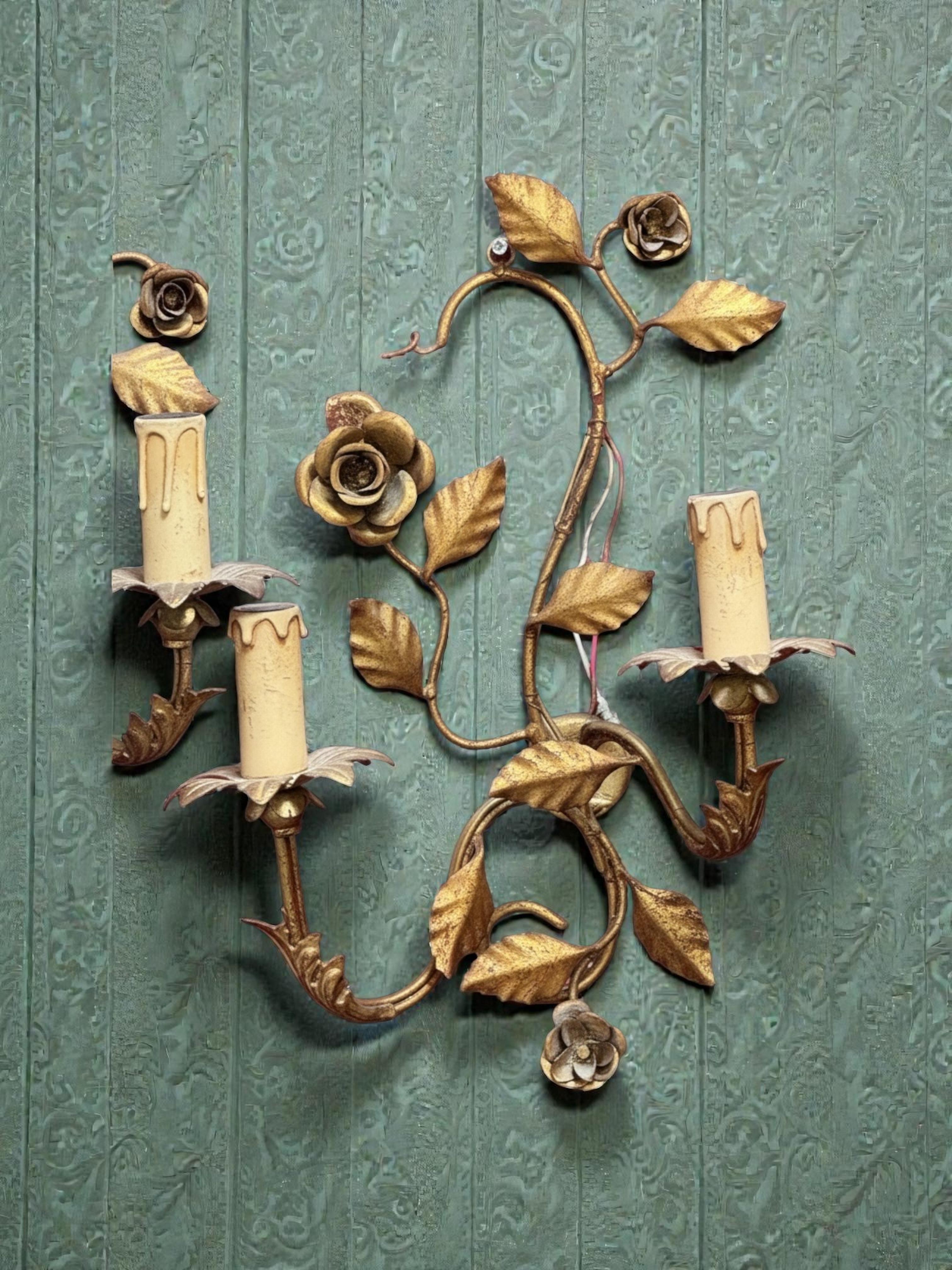 Paire d'appliques Tole à deux lumières en métal doré avec des roses, Italie, années 1960 en vente 3