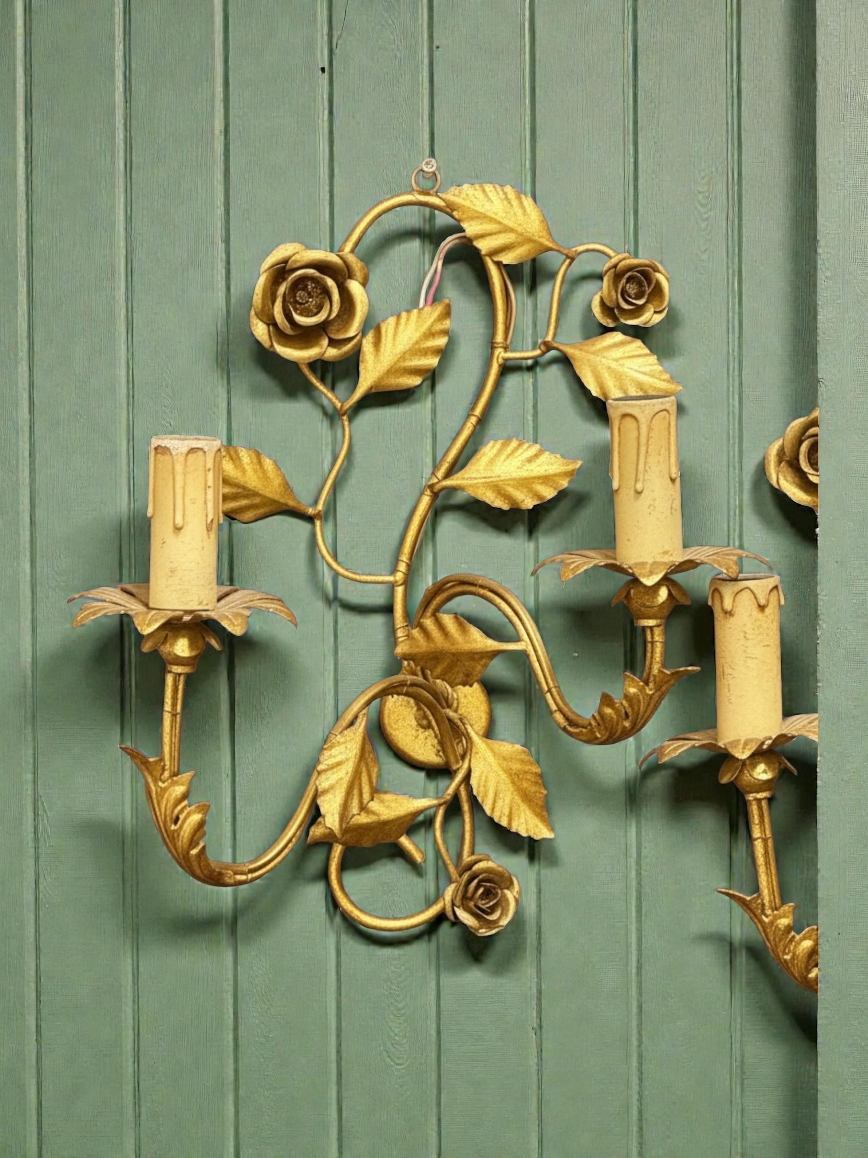 Paire d'appliques Tole à deux lumières en métal doré avec des roses, Italie, années 1960 en vente 4