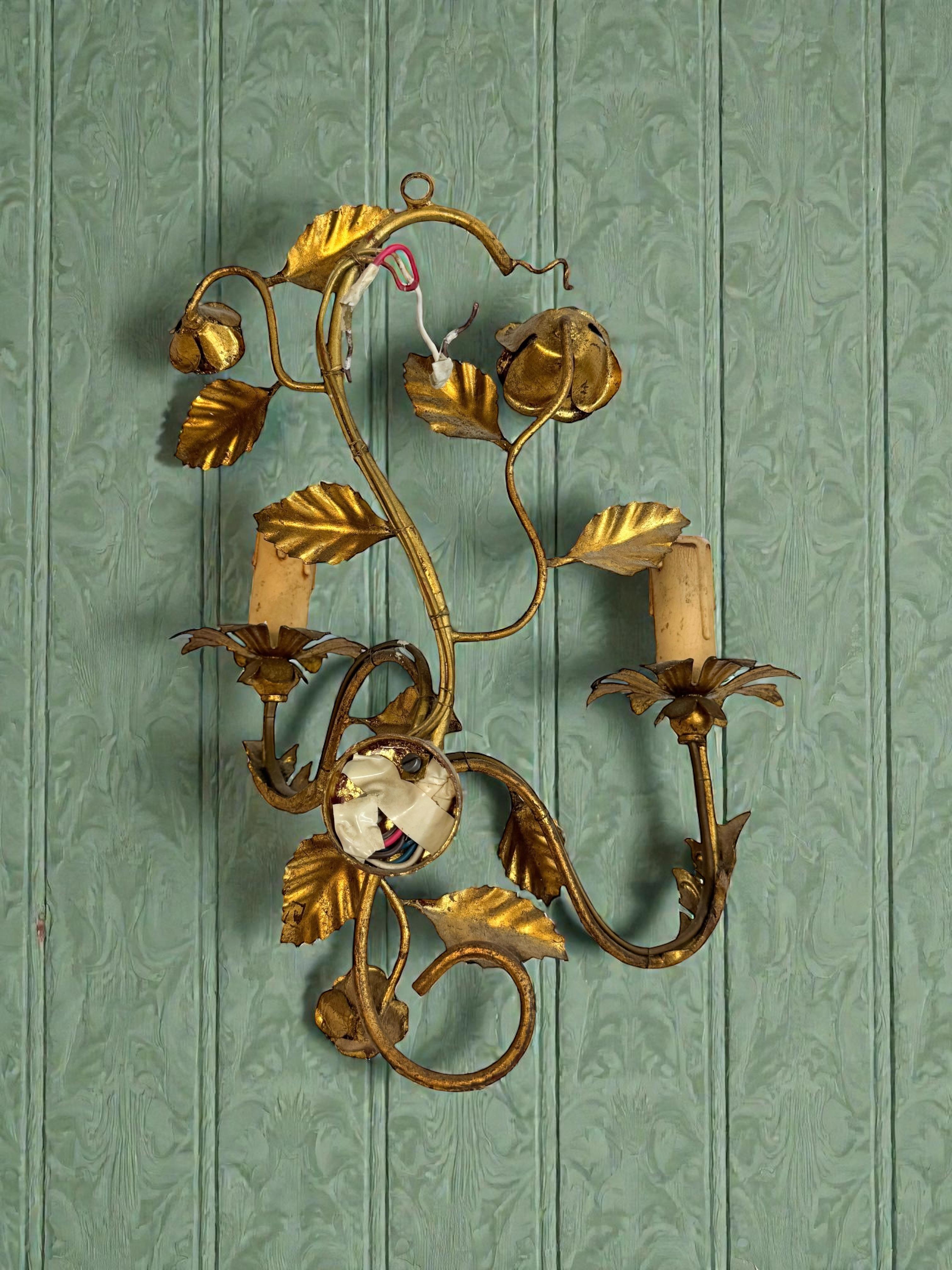 Paire d'appliques Tole à deux lumières en métal doré avec des roses, Italie, années 1960 en vente 5