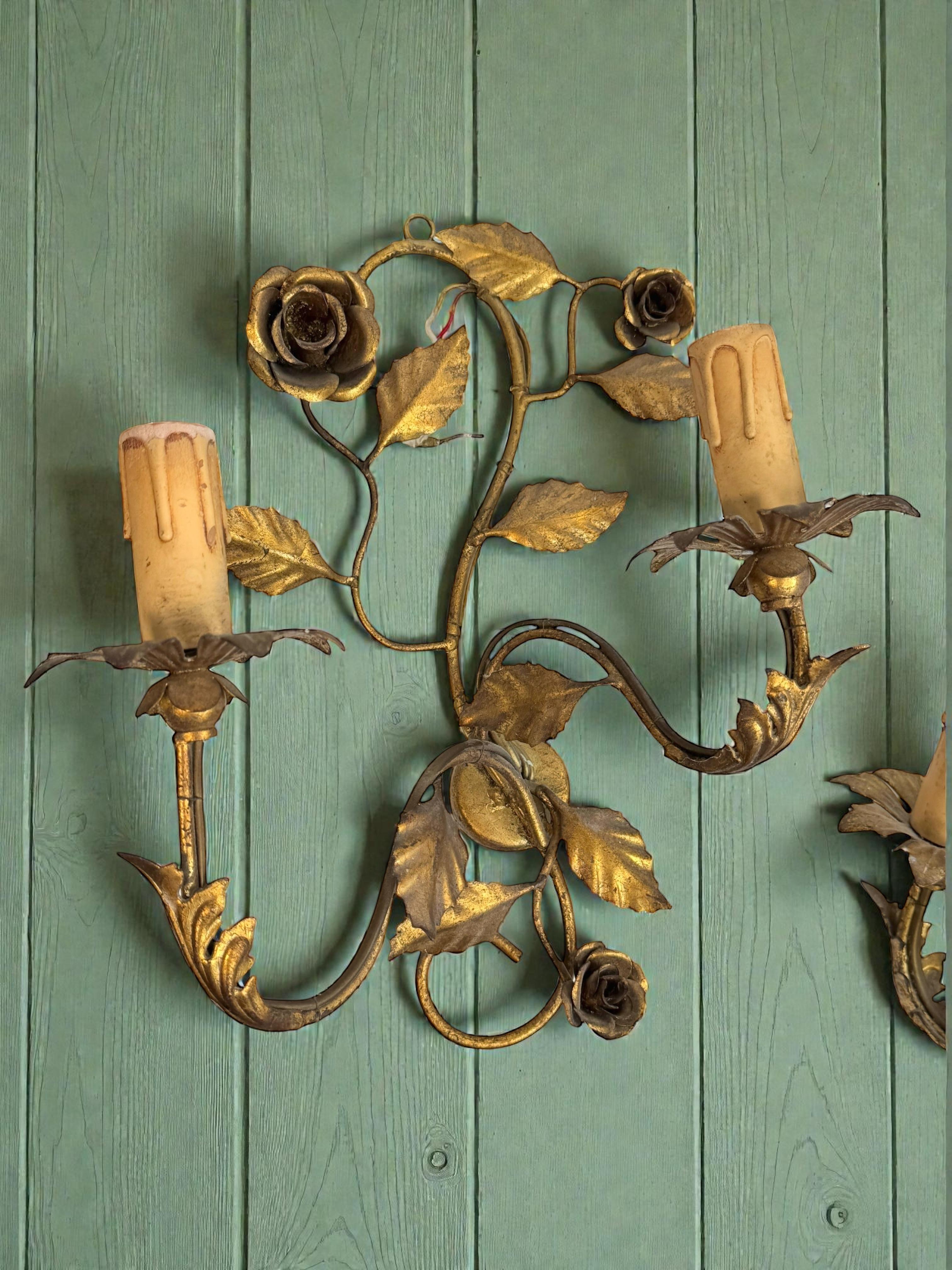Paire d'appliques Tole à deux lumières en métal doré avec des roses, Italie, années 1960 en vente 6